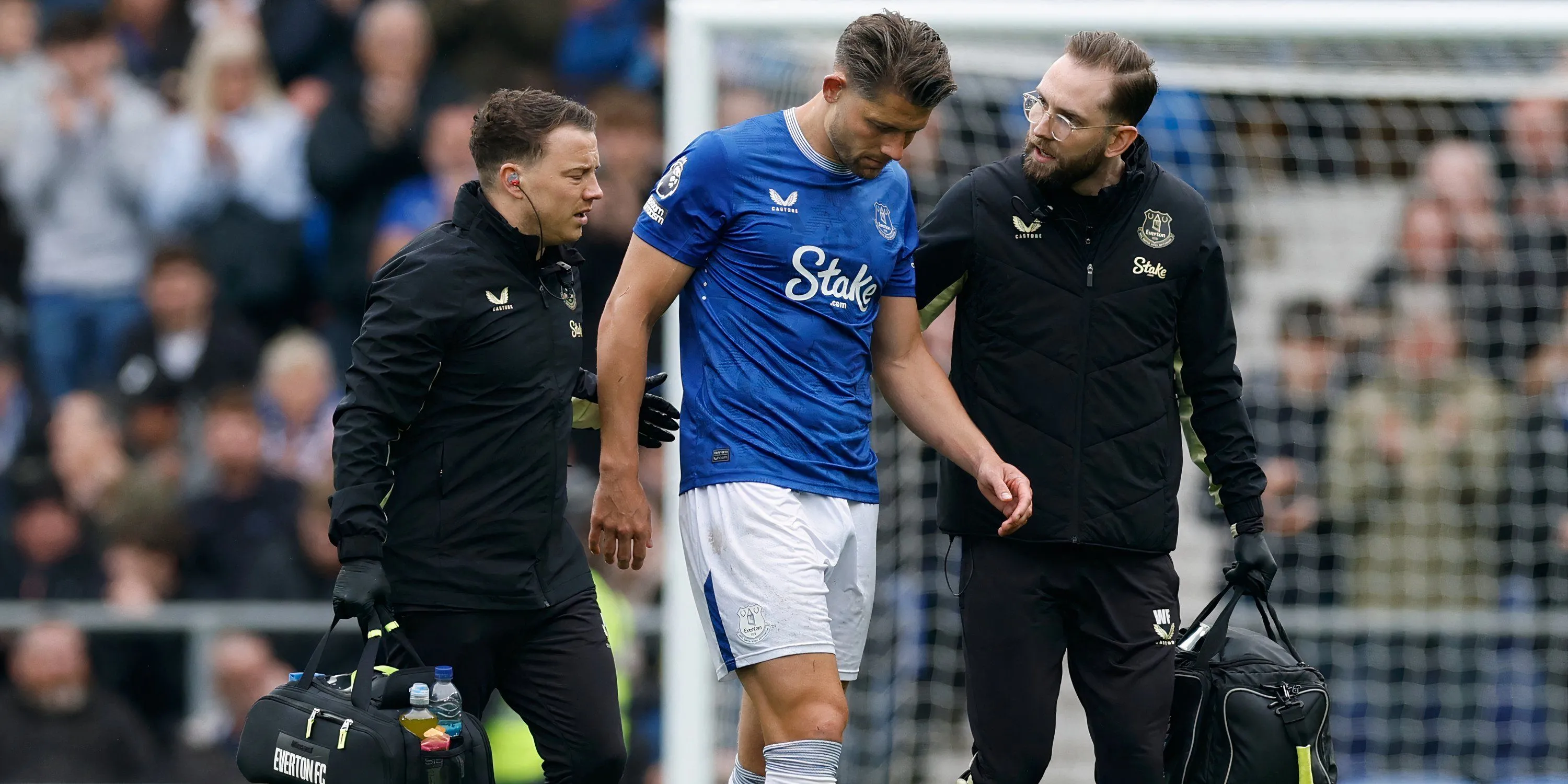 James Tarkowski rời sân vì chấn thương trong màu áo Everton