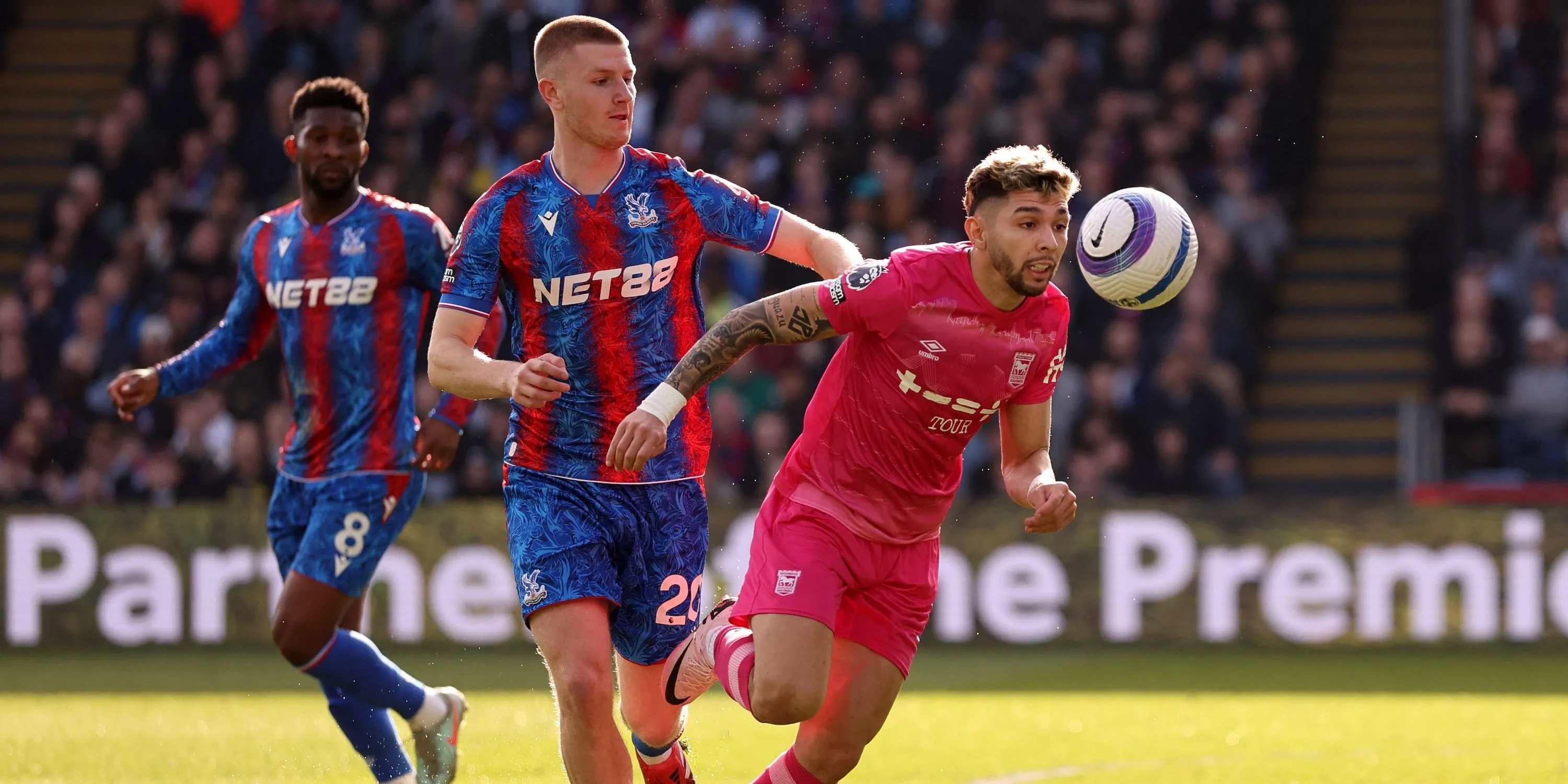 Adam Wharton trong màu áo Crystal Palace tranh chấp với cầu thủ Ipswich Town