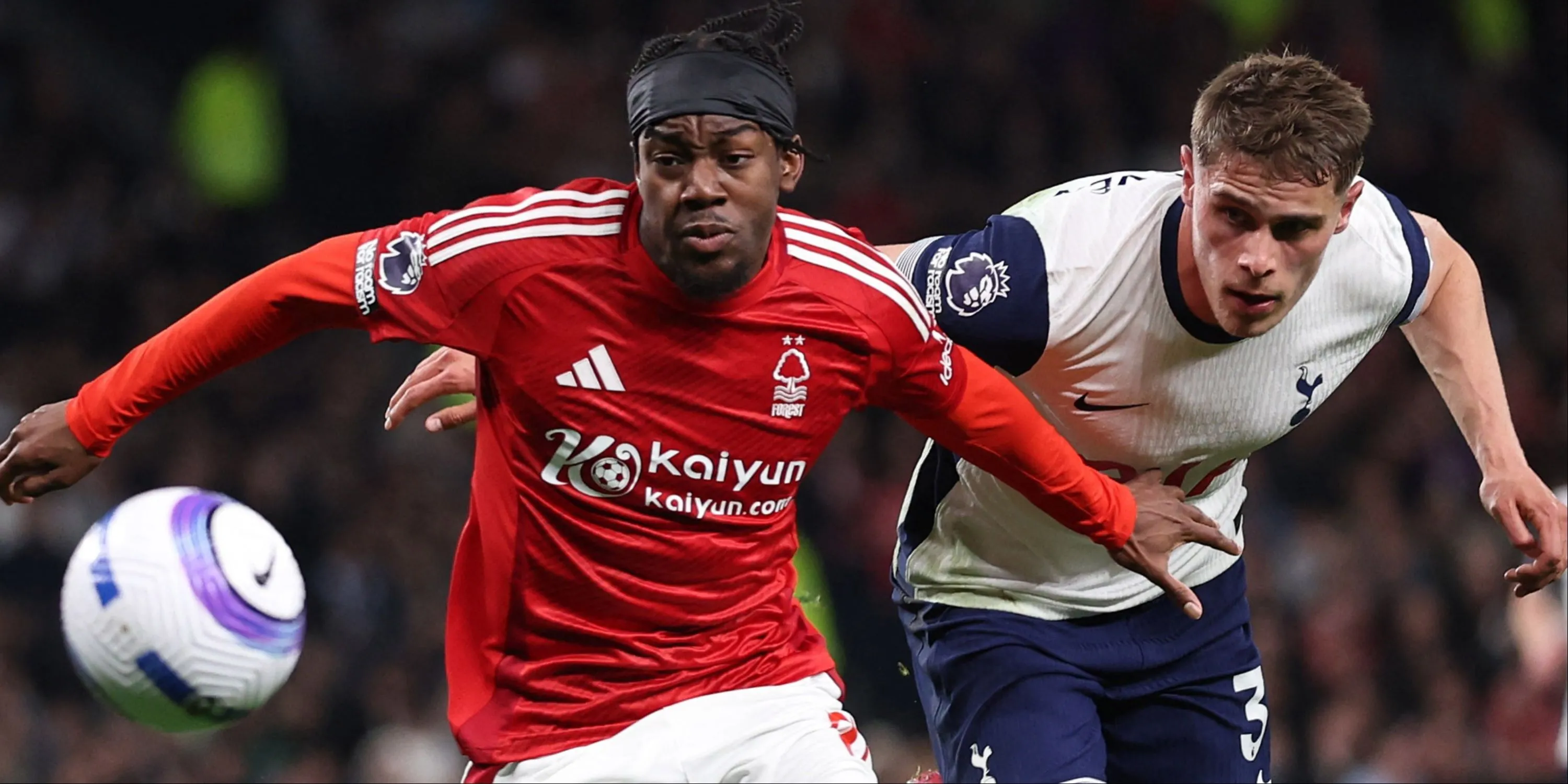 Anthony Elanga của Nottingham Forest tranh chấp với Micky van de Ven của Tottenham