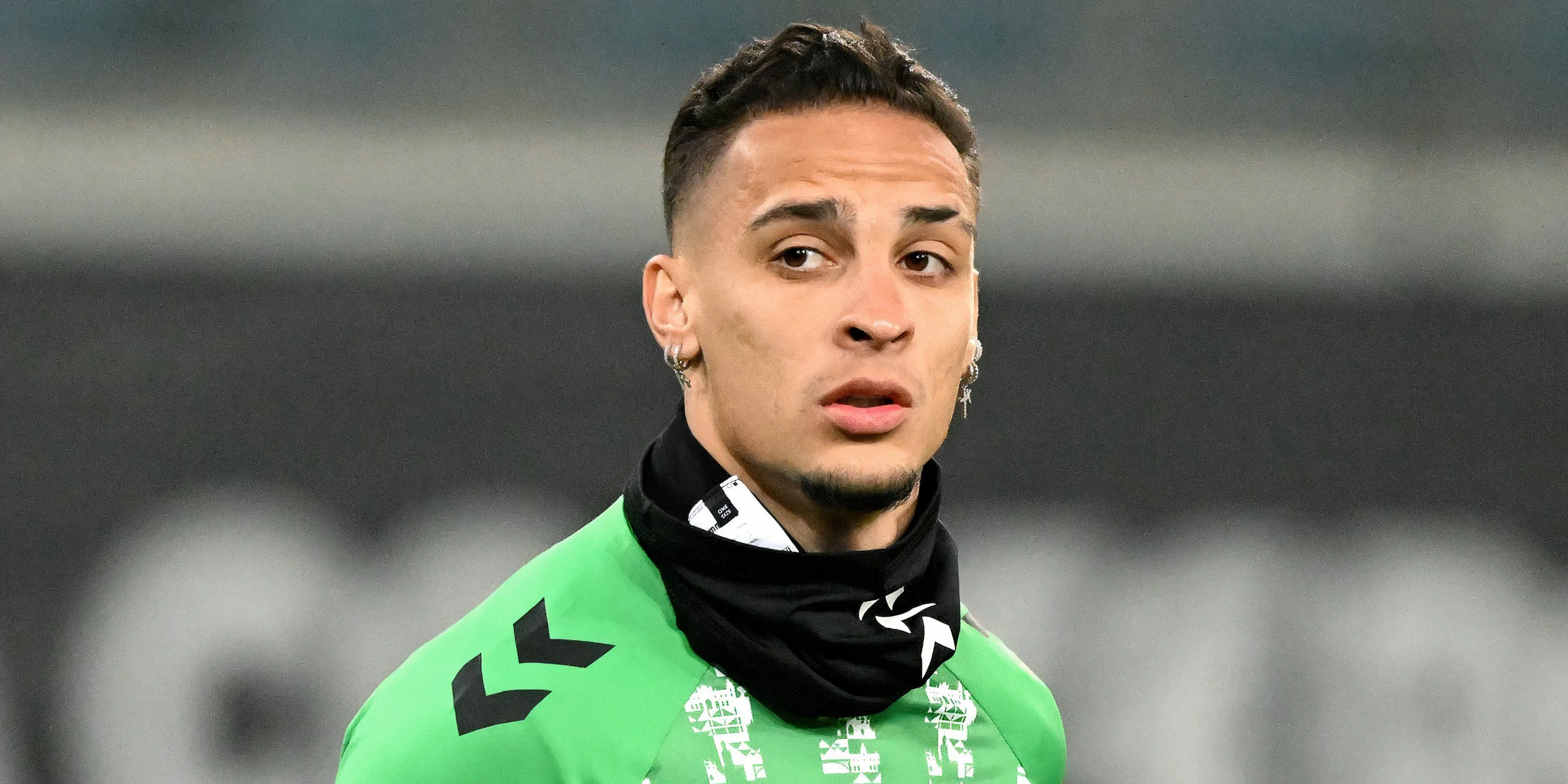 Antony trong buổi tập khởi động trước trận đấu khi được cho mượn tại Real Betis.