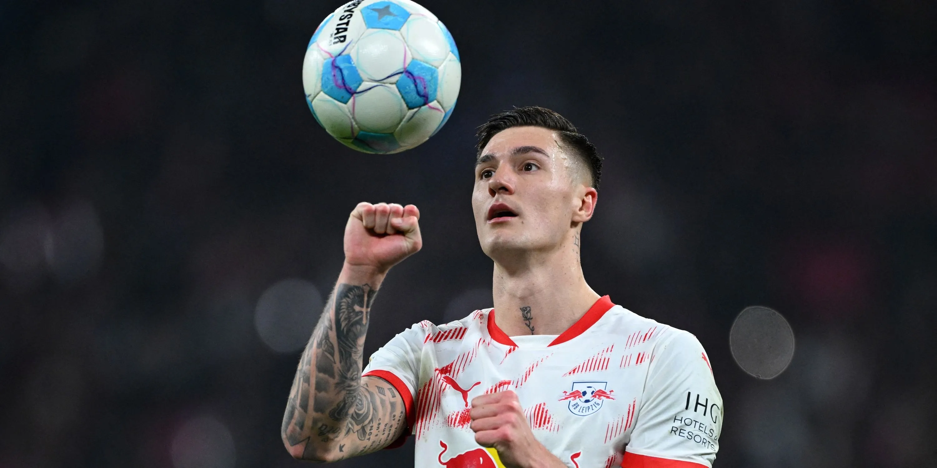 Benjamin Sesko chuẩn bị thực hiện quả phạt đền cho RB Leipzig