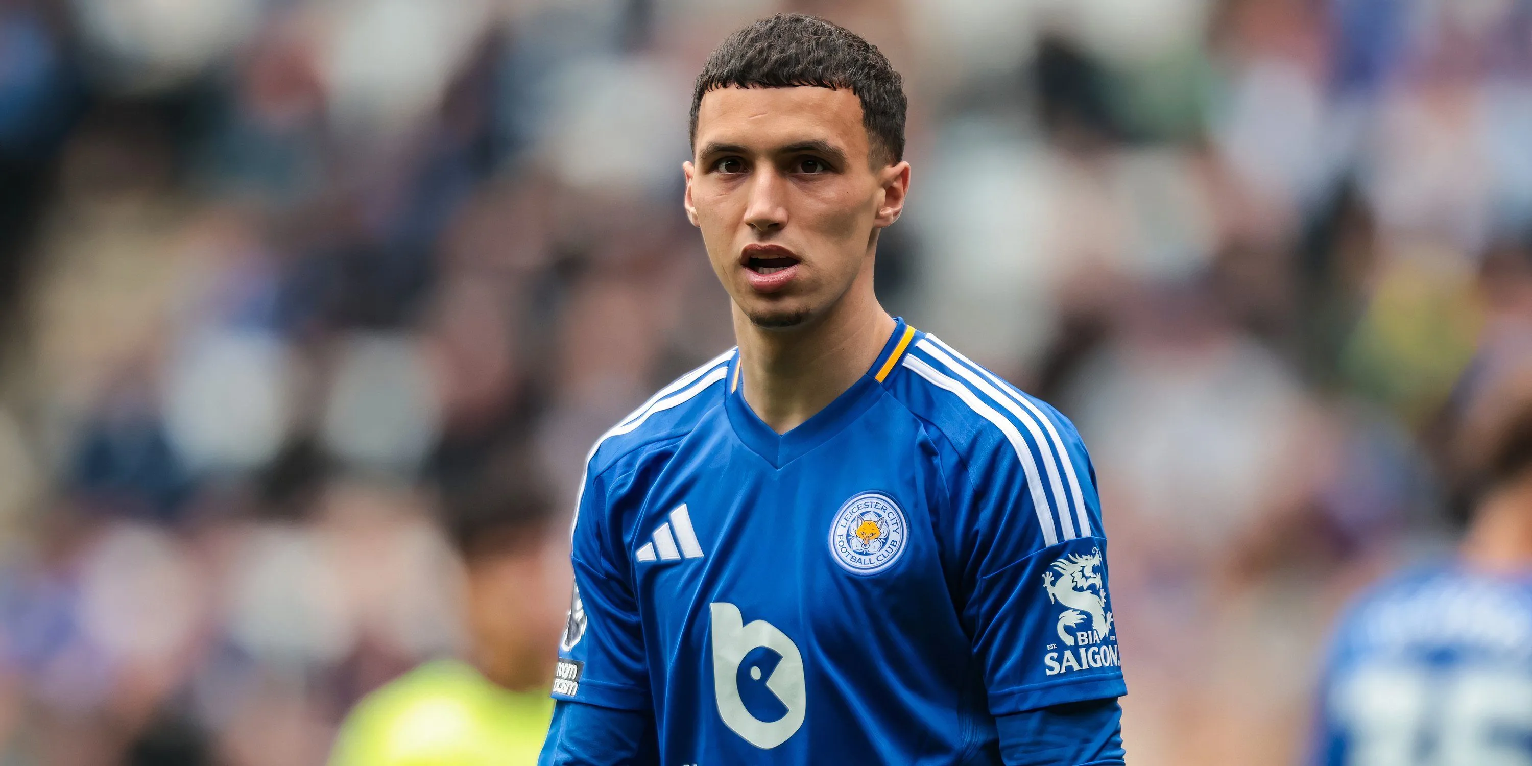 Bilal El Khannouss tranh chấp bóng trong màu áo Leicester City
