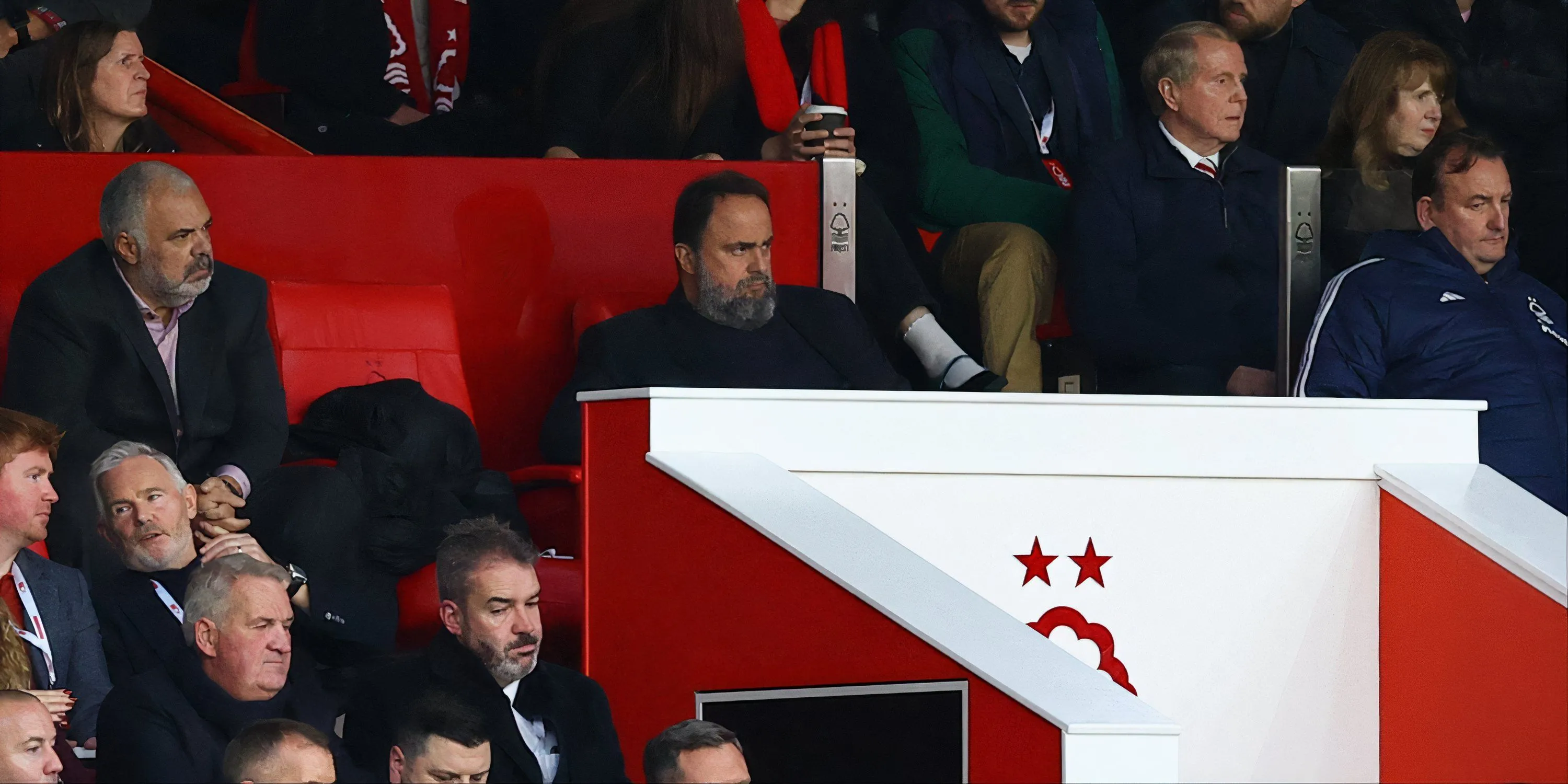Chủ tịch Nottingham Forest Evangelos Marinakis theo dõi trận đấu