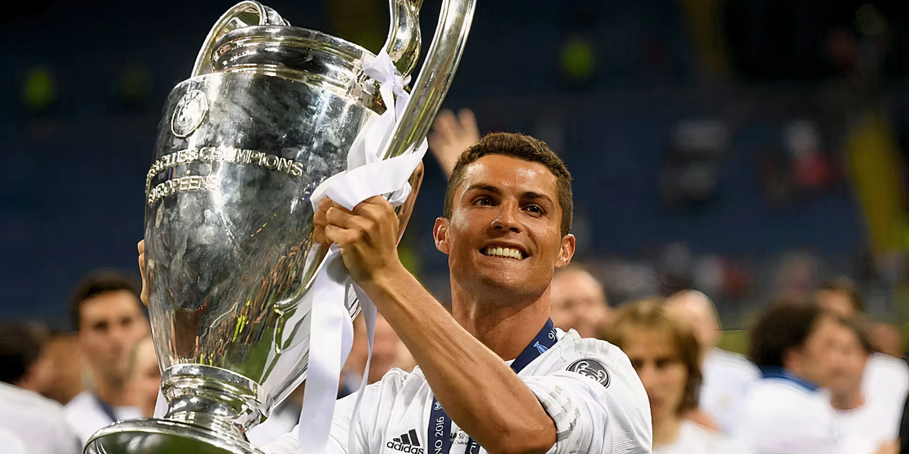 Cristiano Ronaldo ăn mừng chức vô địch Champions League, một trong nhiều đỉnh cao sự nghiệp