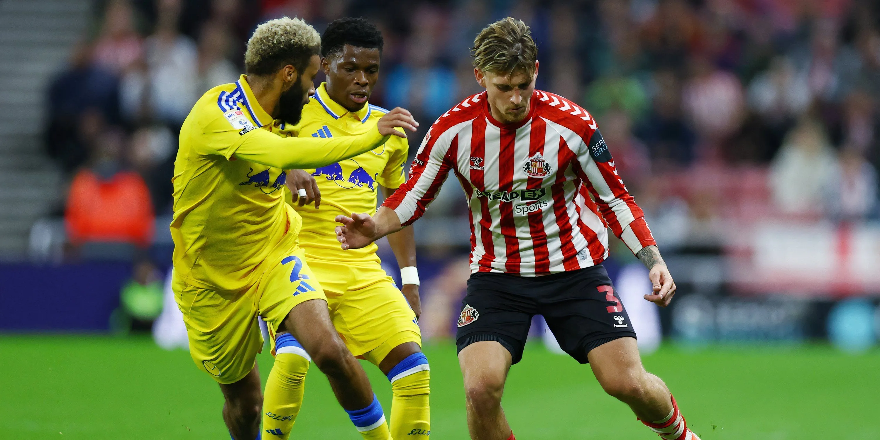 Dennis Cirkin, hậu vệ trái tiềm năng của Sunderland, trong một pha tranh chấp