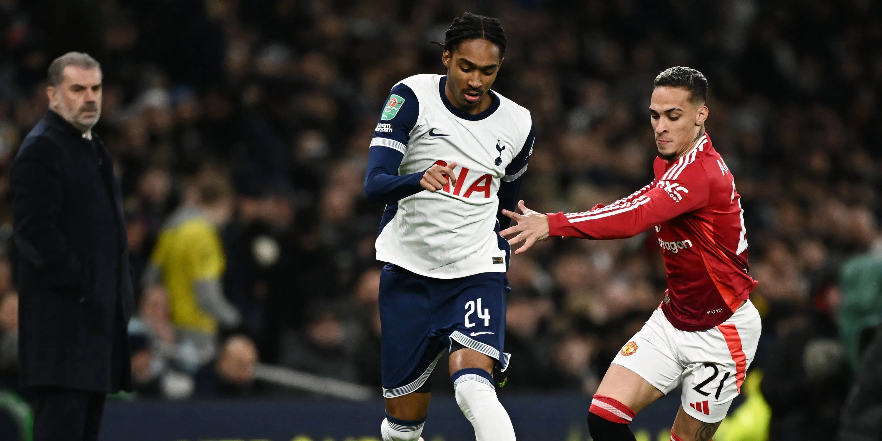 Djed Spence tranh bóng trong màu áo Tottenham