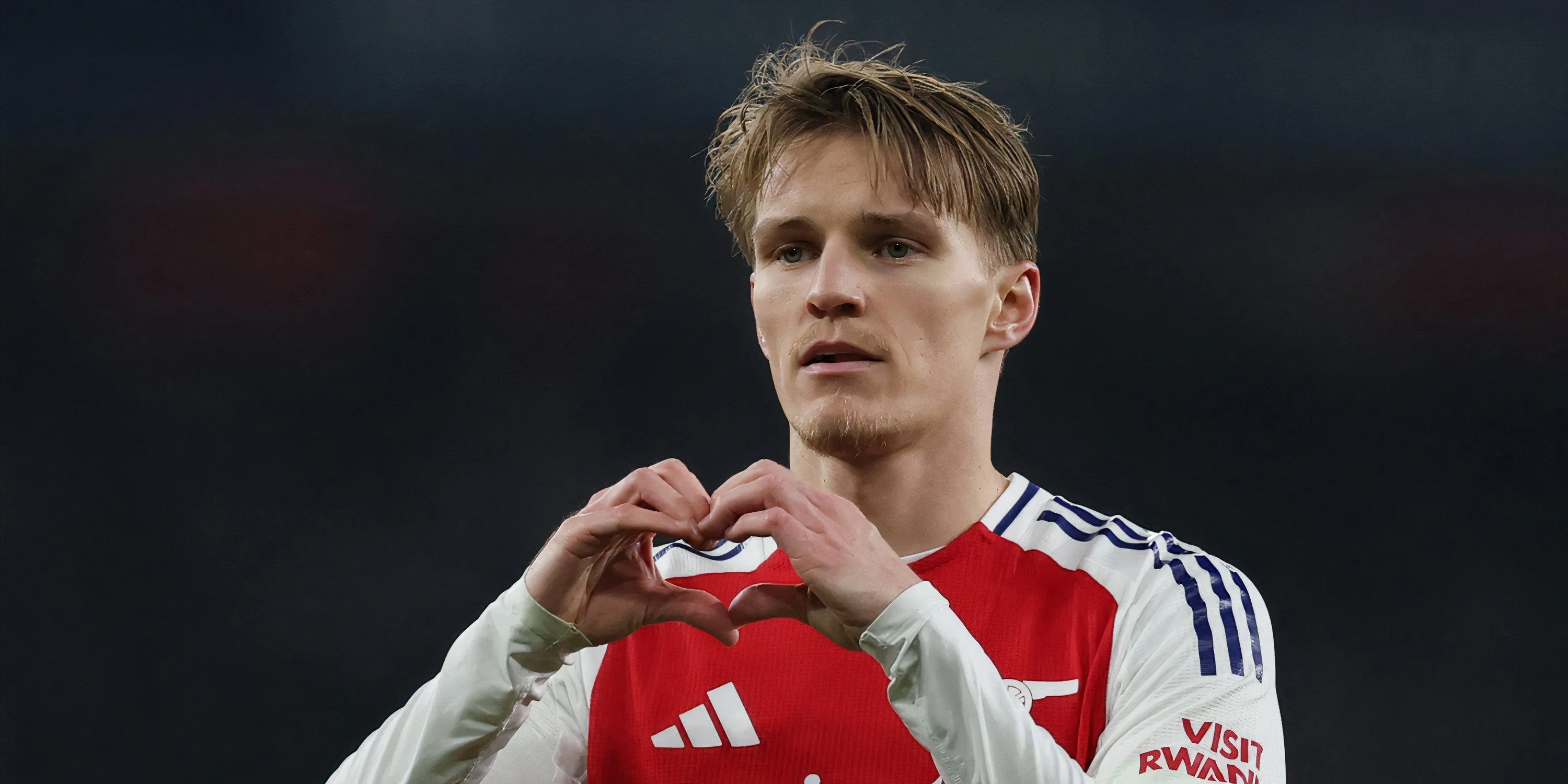 Đội trưởng Arsenal Martin Odegaard thi đấu ở Ngoại hạng Anh