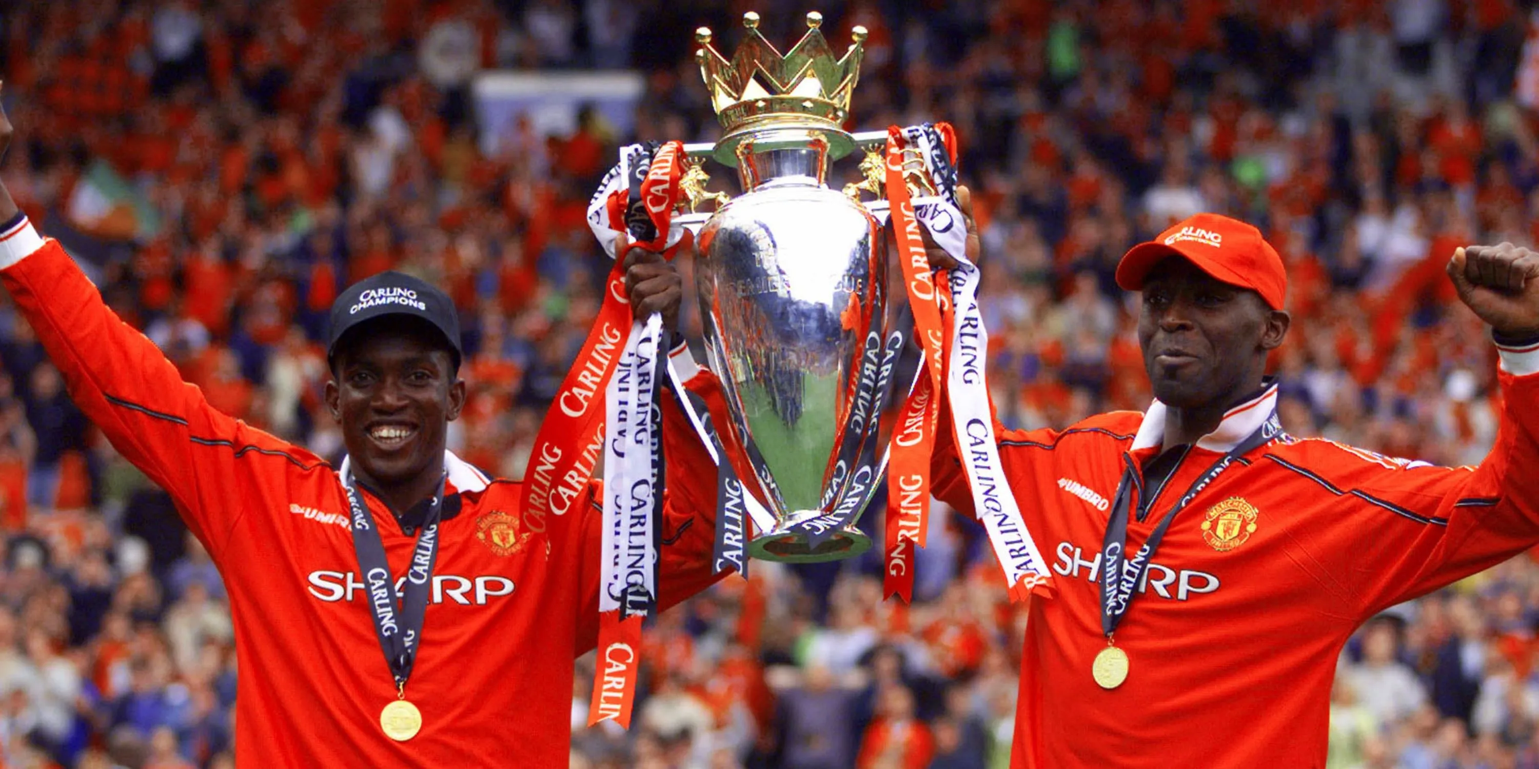 Dwight Yorke và Andy Cole của Manchester United ăn mừng chức vô địch Premier League