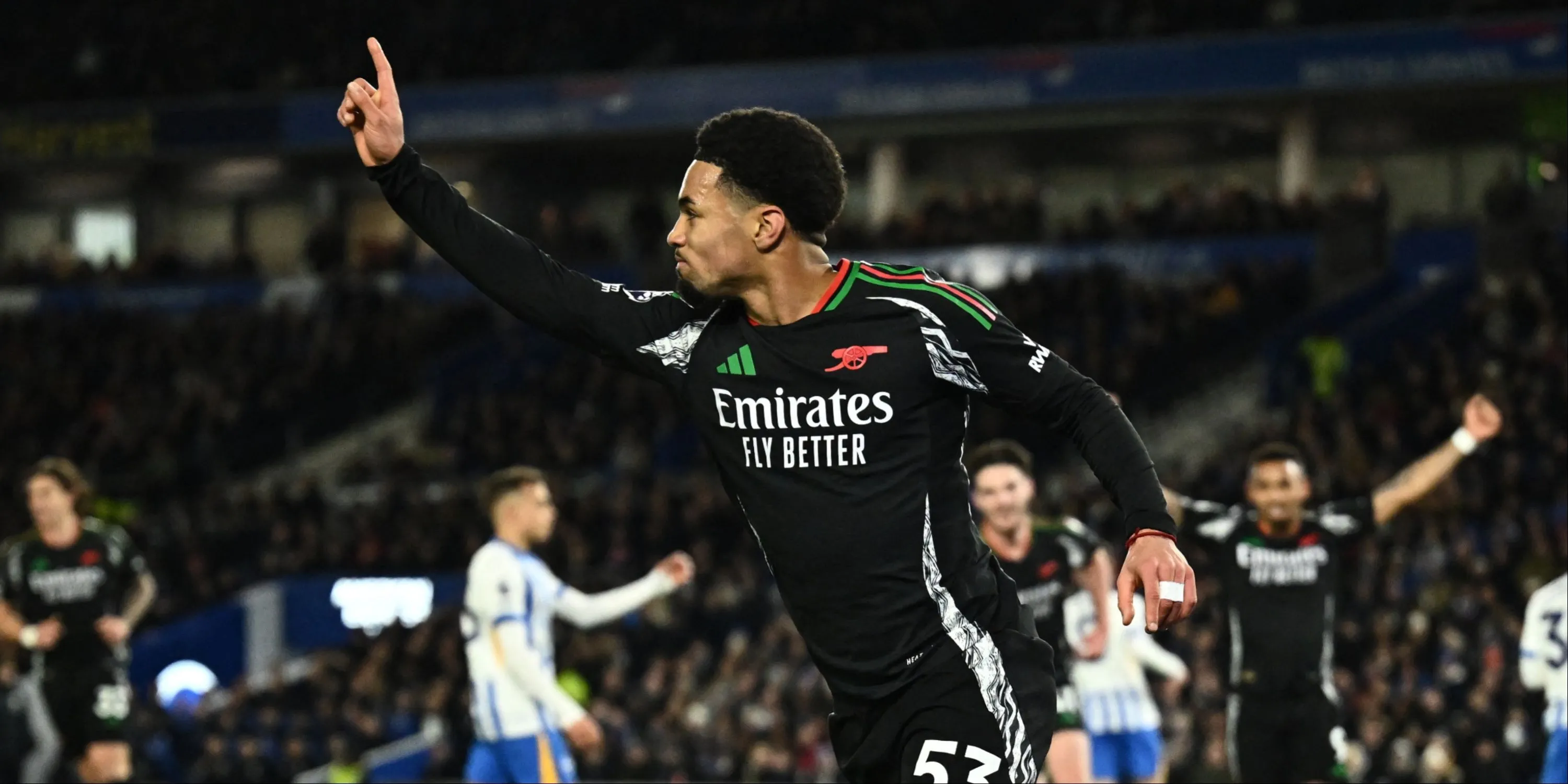 Ethan Nwaneri trong màu áo Arsenal thi đấu tại Premier League