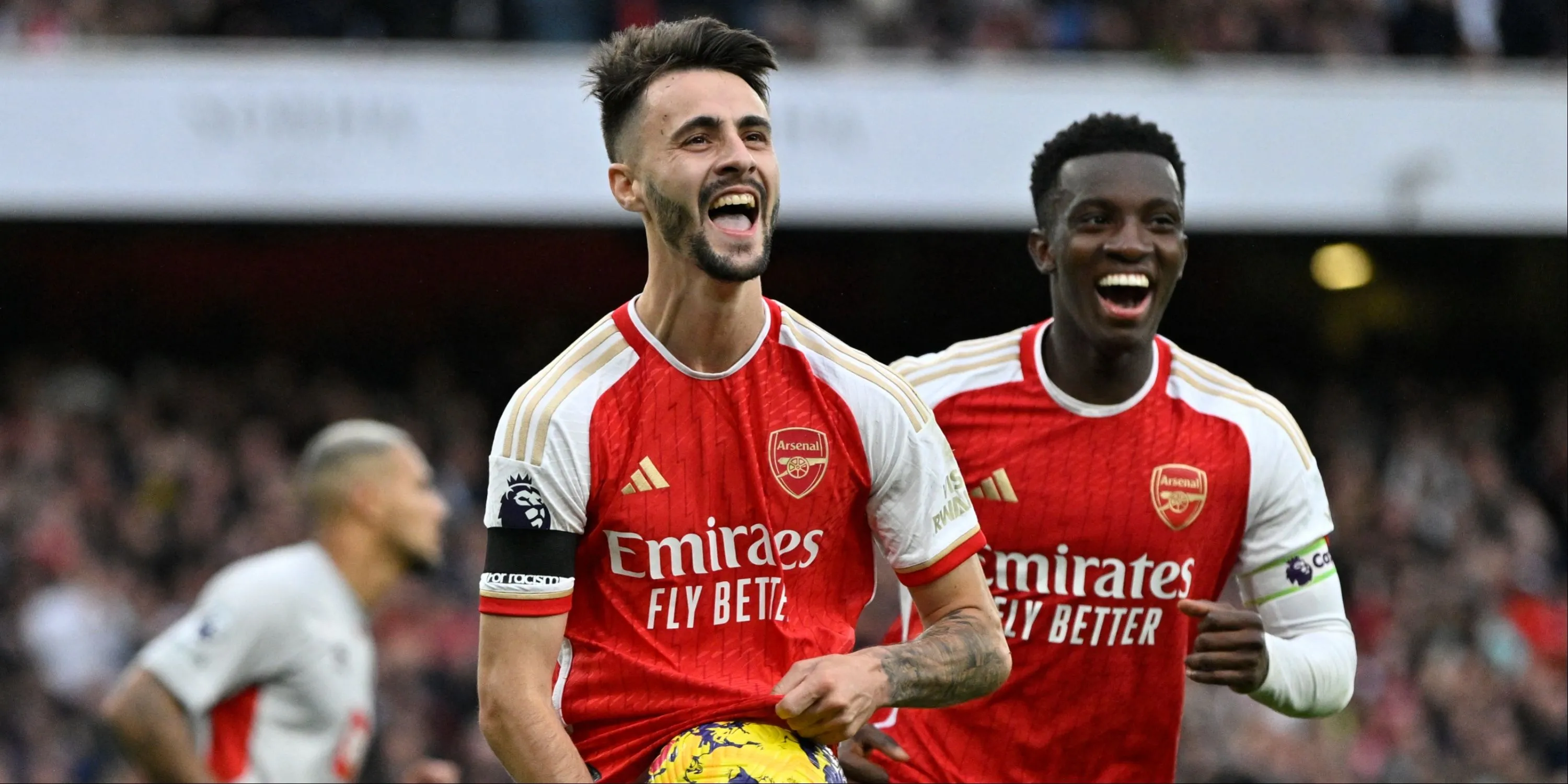 Fabio Vieira trong màu áo Arsenal tại sân Emirates