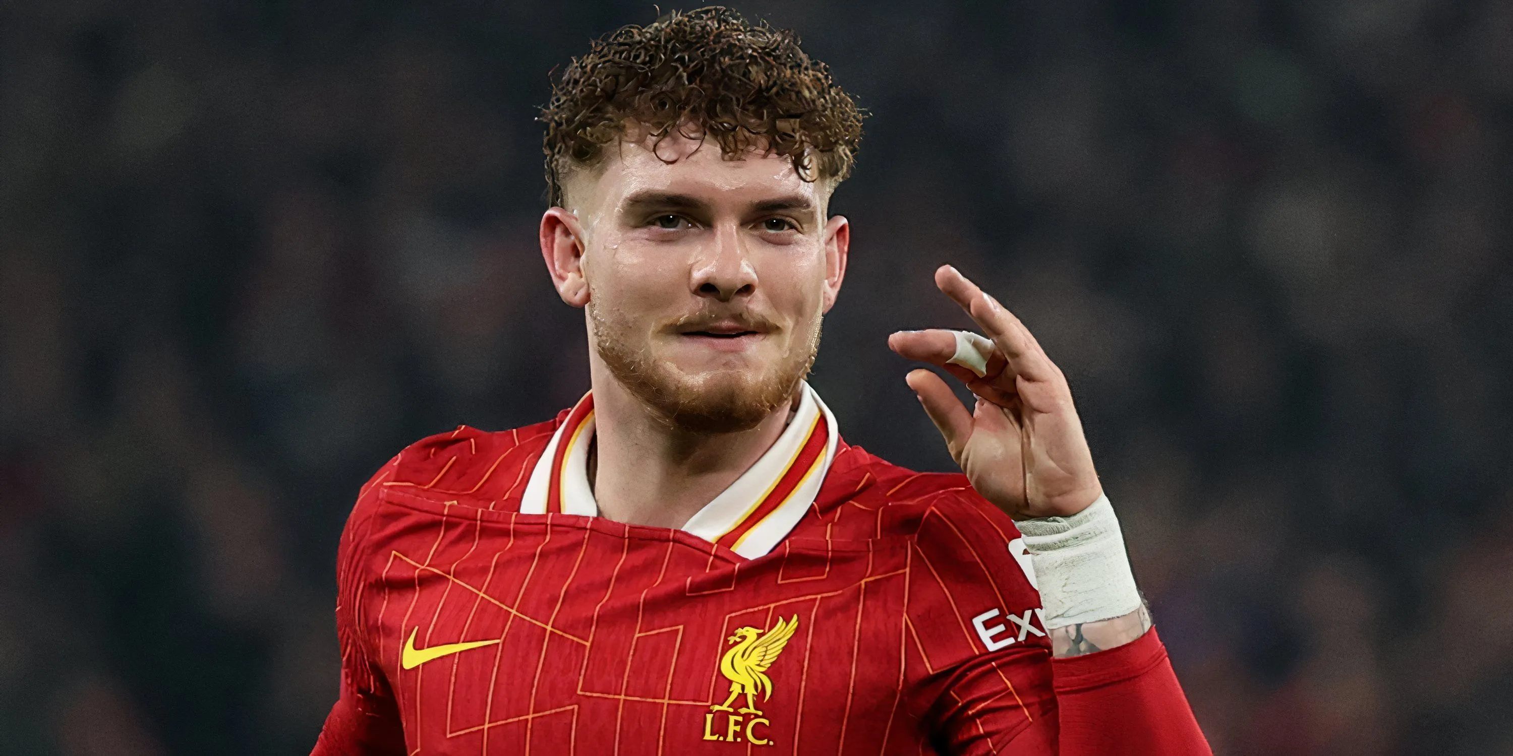 Harvey Elliott ăn mừng bàn thắng cho Liverpool.