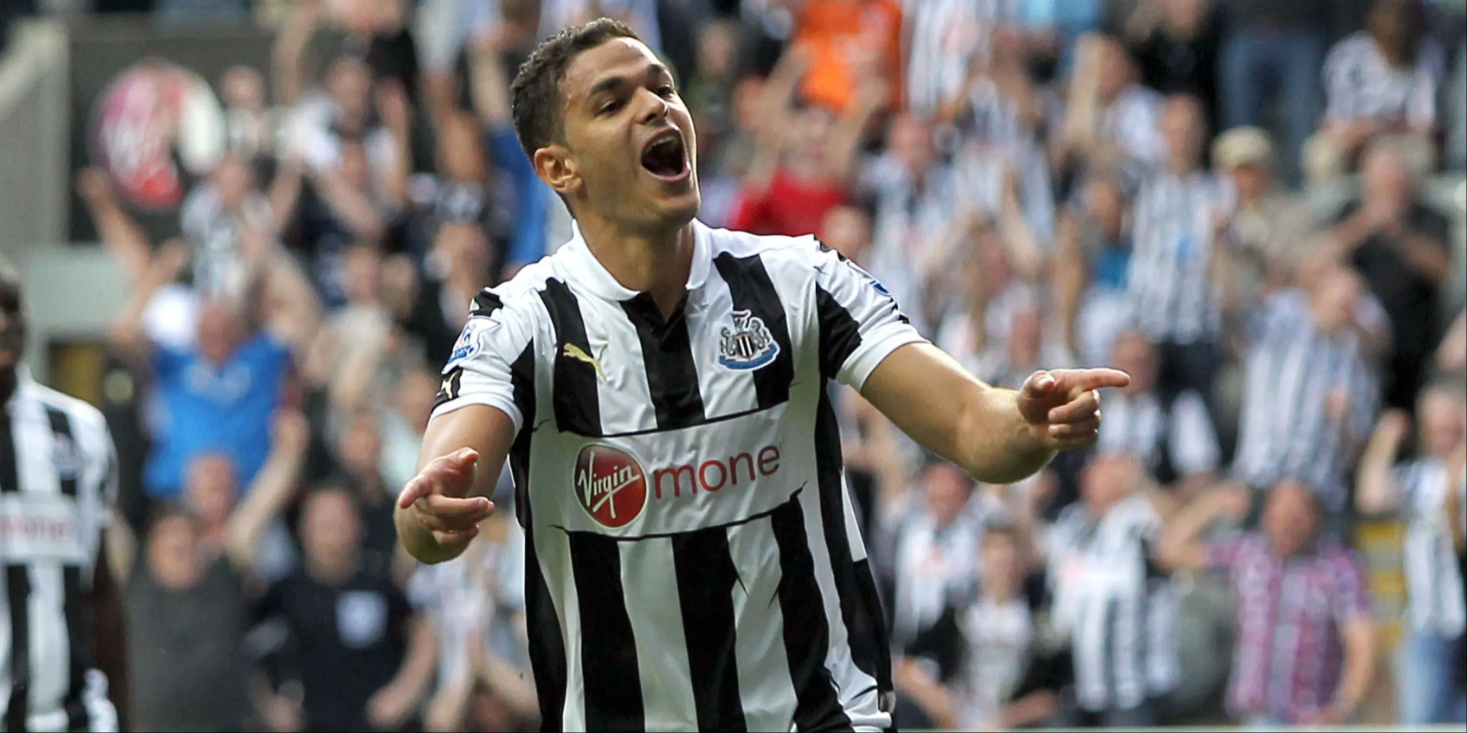 Hatem Ben Arfa với pha đi bóng kỹ thuật và tốc độ trước sự truy cản của đối thủ