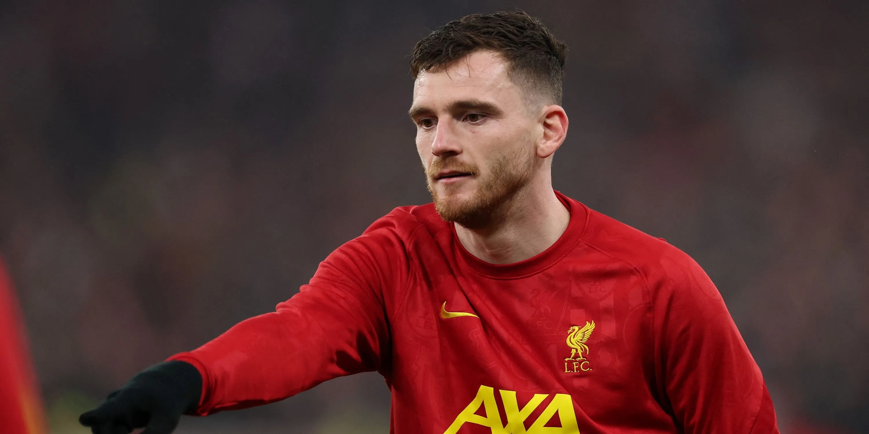 Hậu vệ Andrew Robertson của Liverpool trong buổi khởi động trước trận đấu