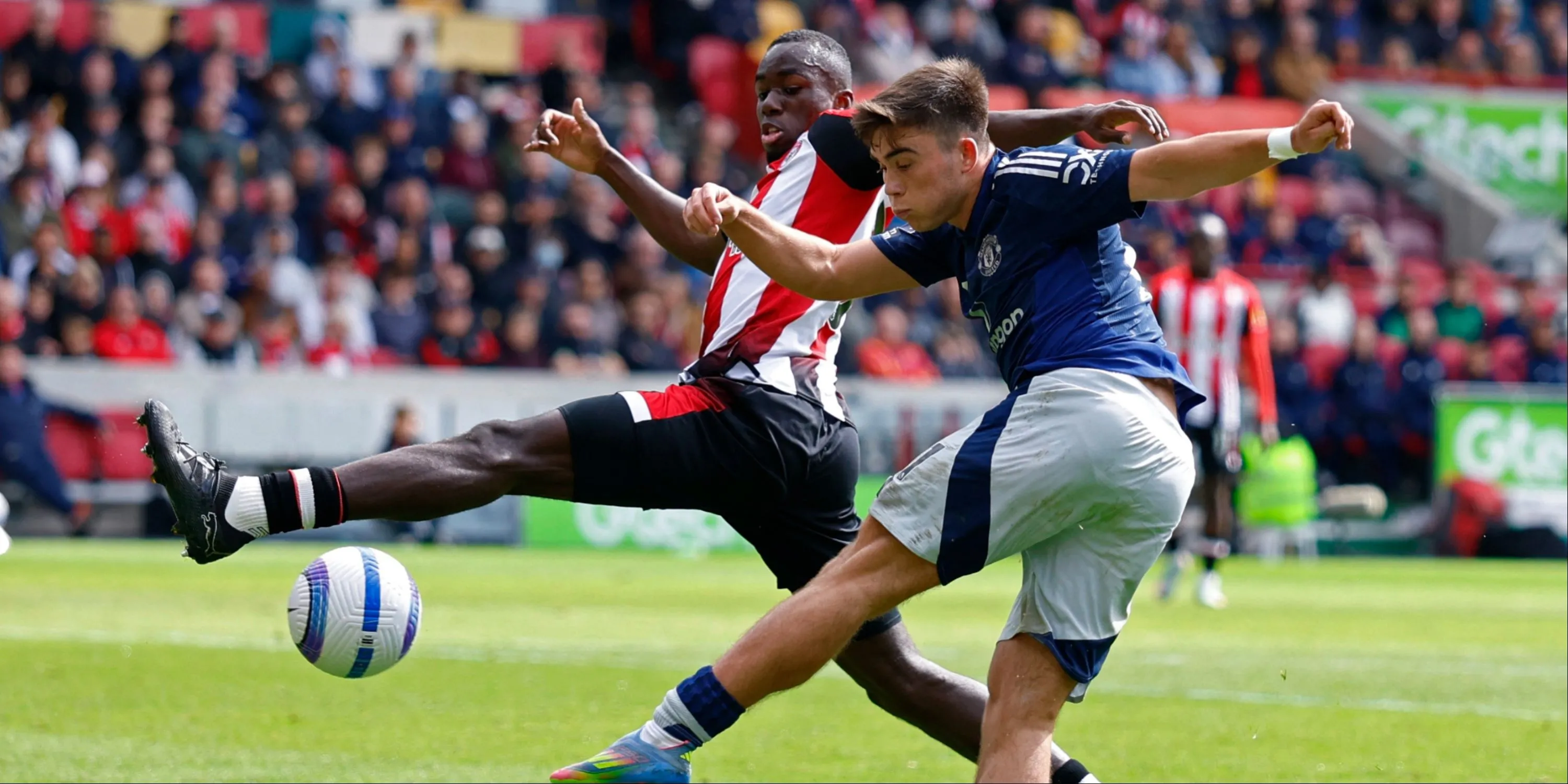 Hậu vệ trẻ Harry Amass của Man Utd trong trận đấu với Brentford