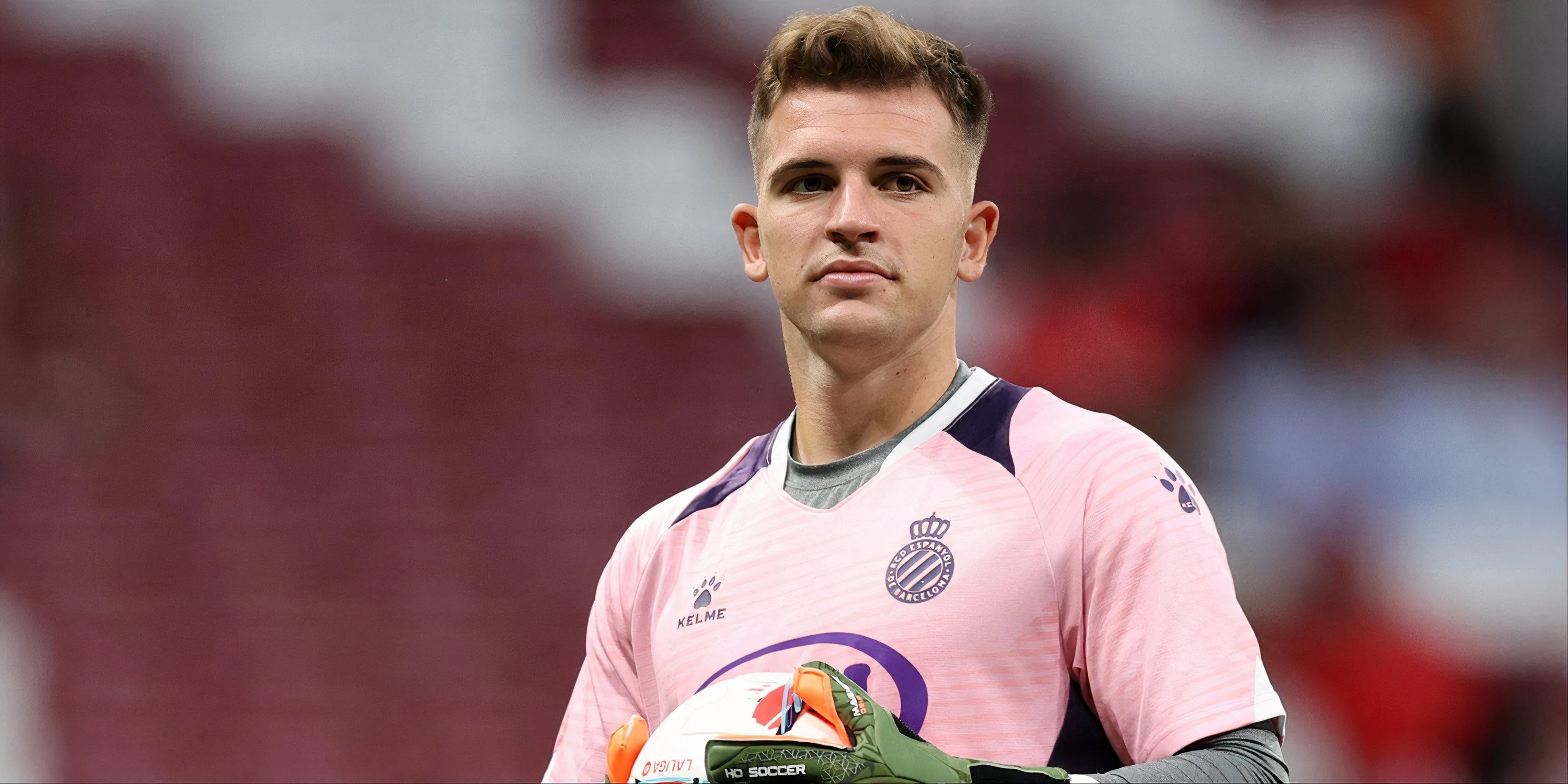 Hình ảnh ghép thủ môn Joan Garcia và logo Arsenal