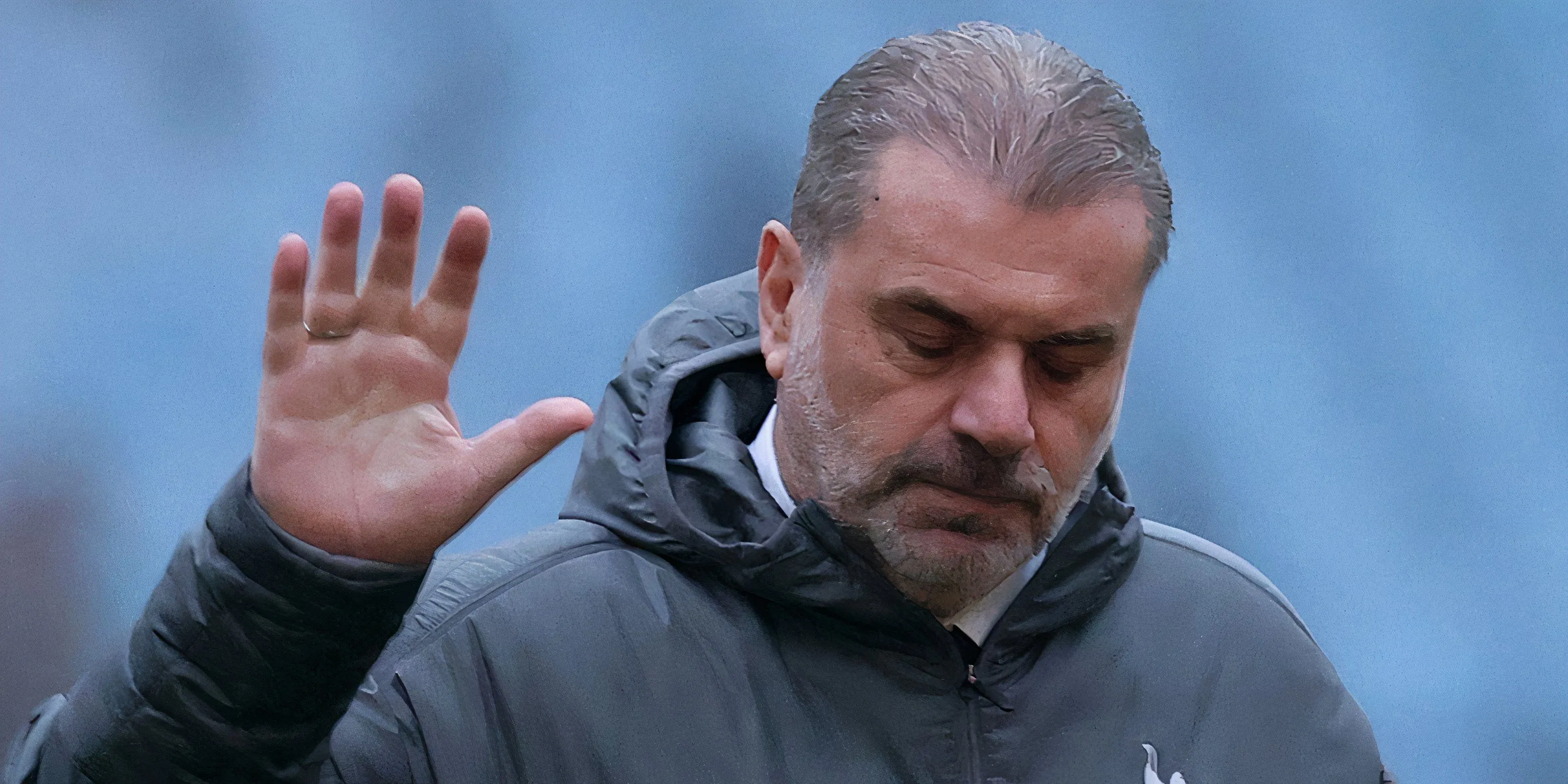 HLV Ange Postecoglou của Tottenham đang suy tư bên đường biên