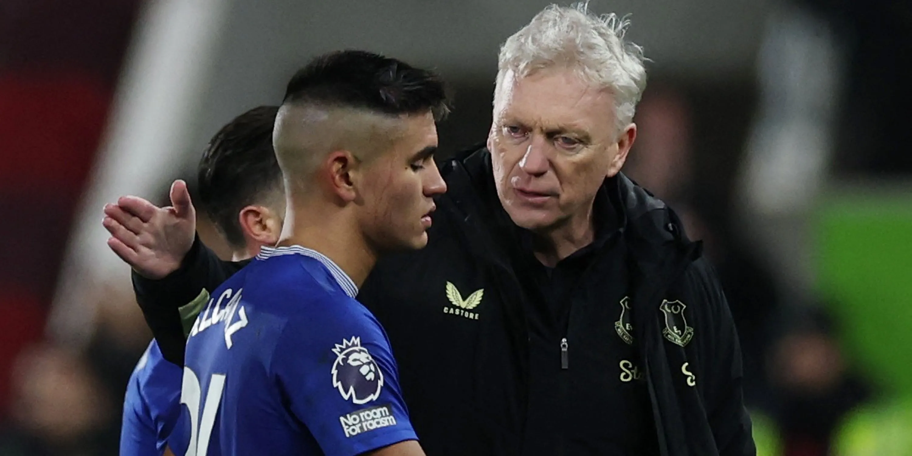 HLV David Moyes thảo luận cùng tiền vệ Carlos Alcaraz của Everton