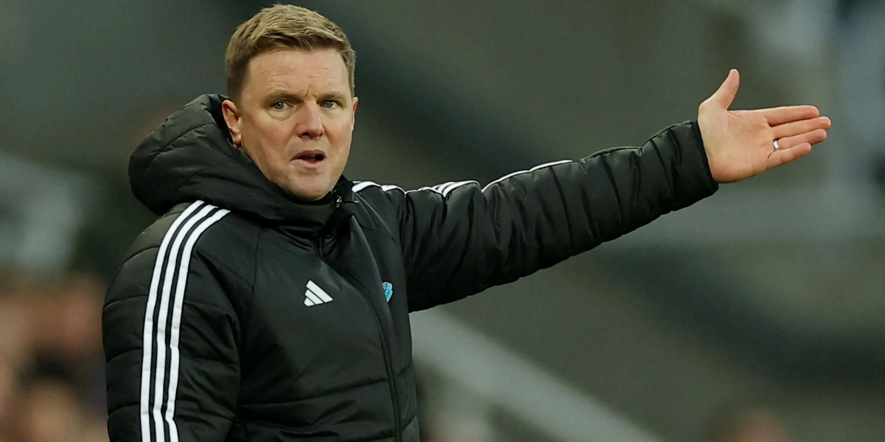 HLV Eddie Howe của Newcastle United phản ứng trên sân