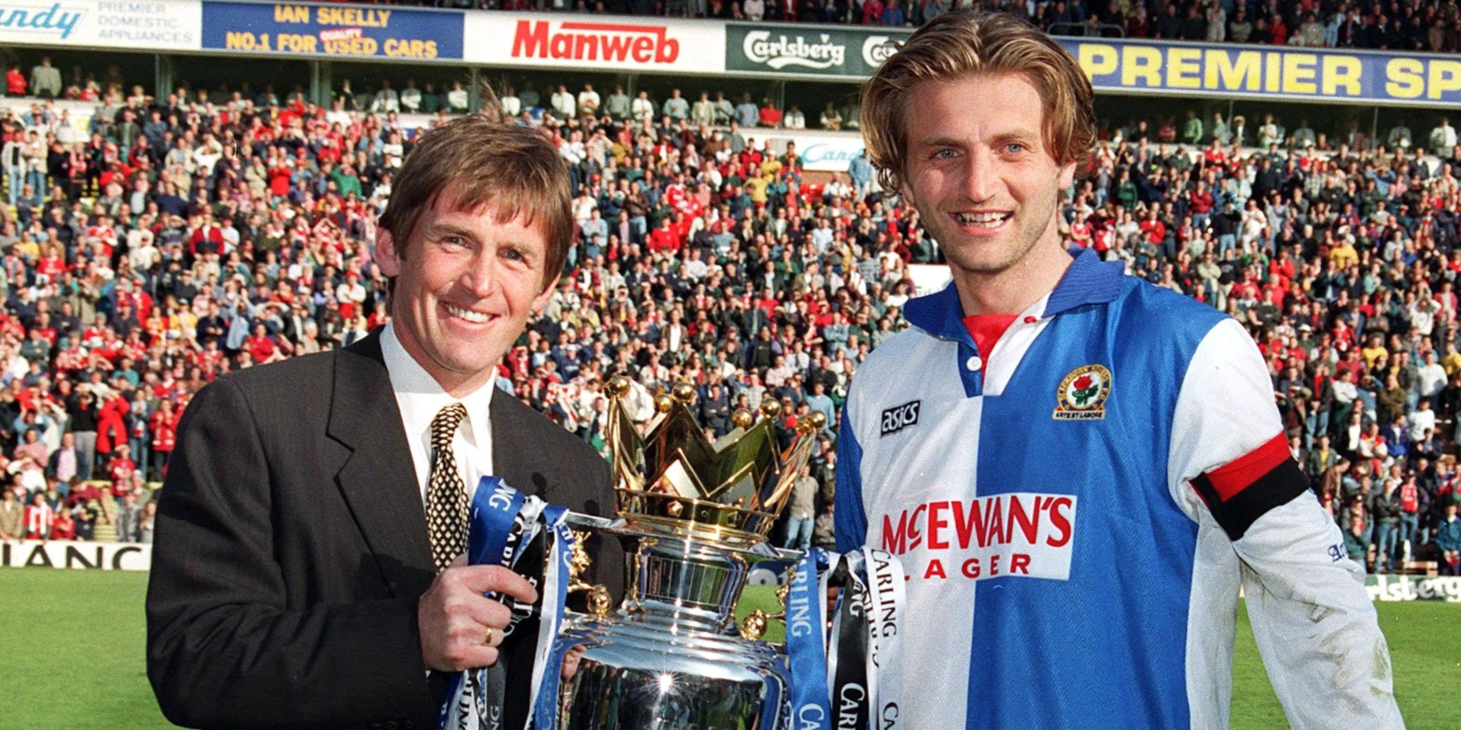 HLV Kenny Dalglish cùng Blackburn Rovers ăn mừng chức vô địch Premier League 1995