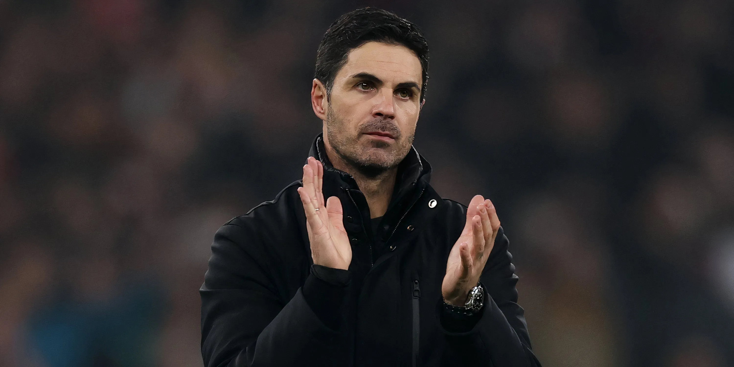 HLV Mikel Arteta của Arsenal vỗ tay cảm ơn người hâm mộ trên sân Emirates.