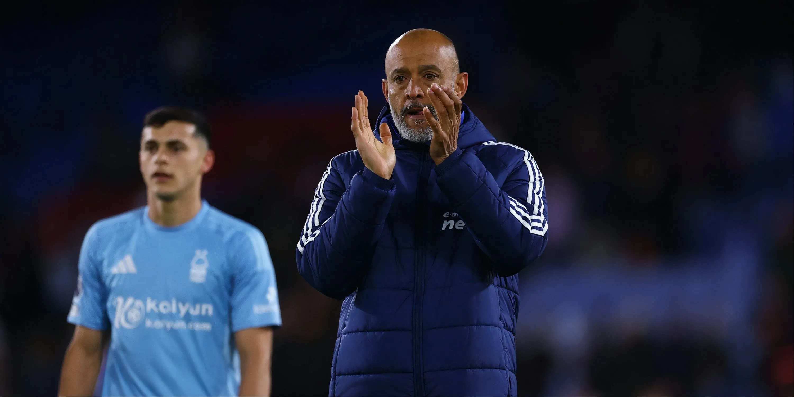 HLV Nuno Espirito Santo chỉ đạo các cầu thủ Nottingham Forest