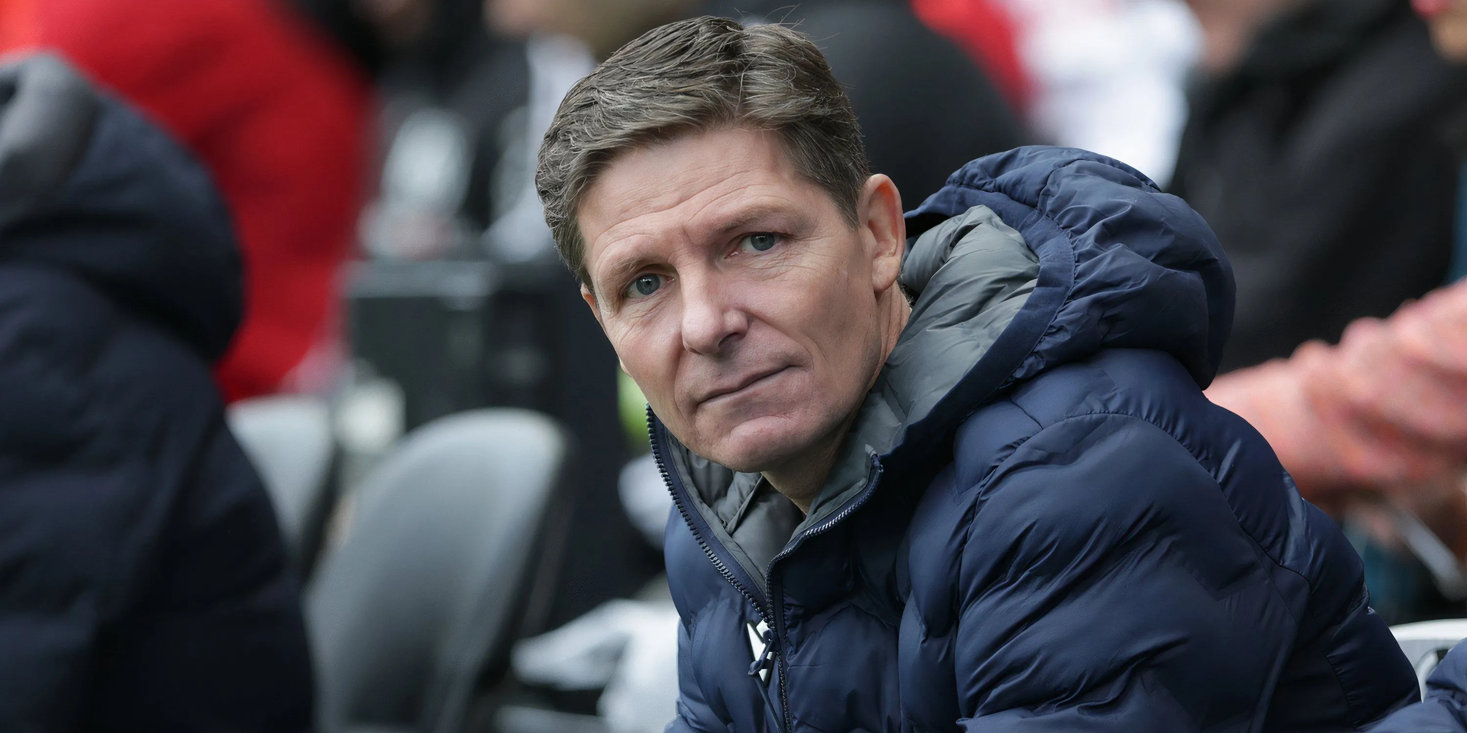 HLV Oliver Glasner ngồi ở khu vực kỹ thuật, đối mặt tin đồn chuyển đến RB Leipzig
