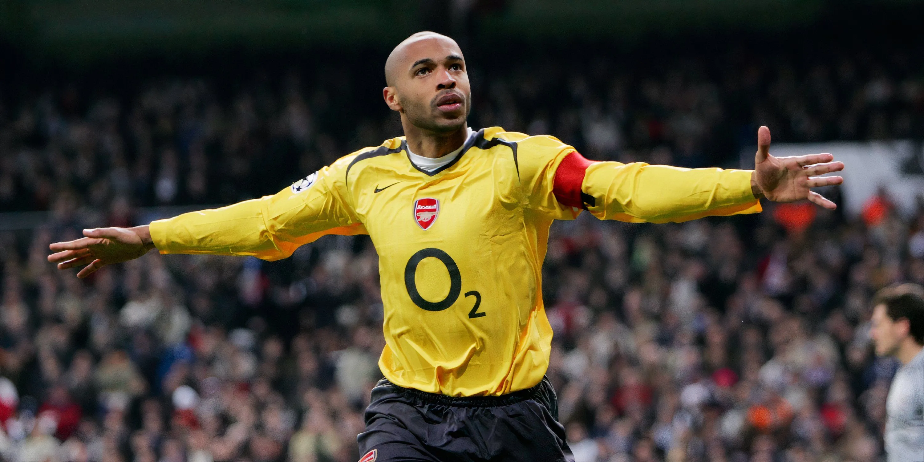 Huyền thoại Thierry Henry trong trận đấu của Arsenal tại Champions League