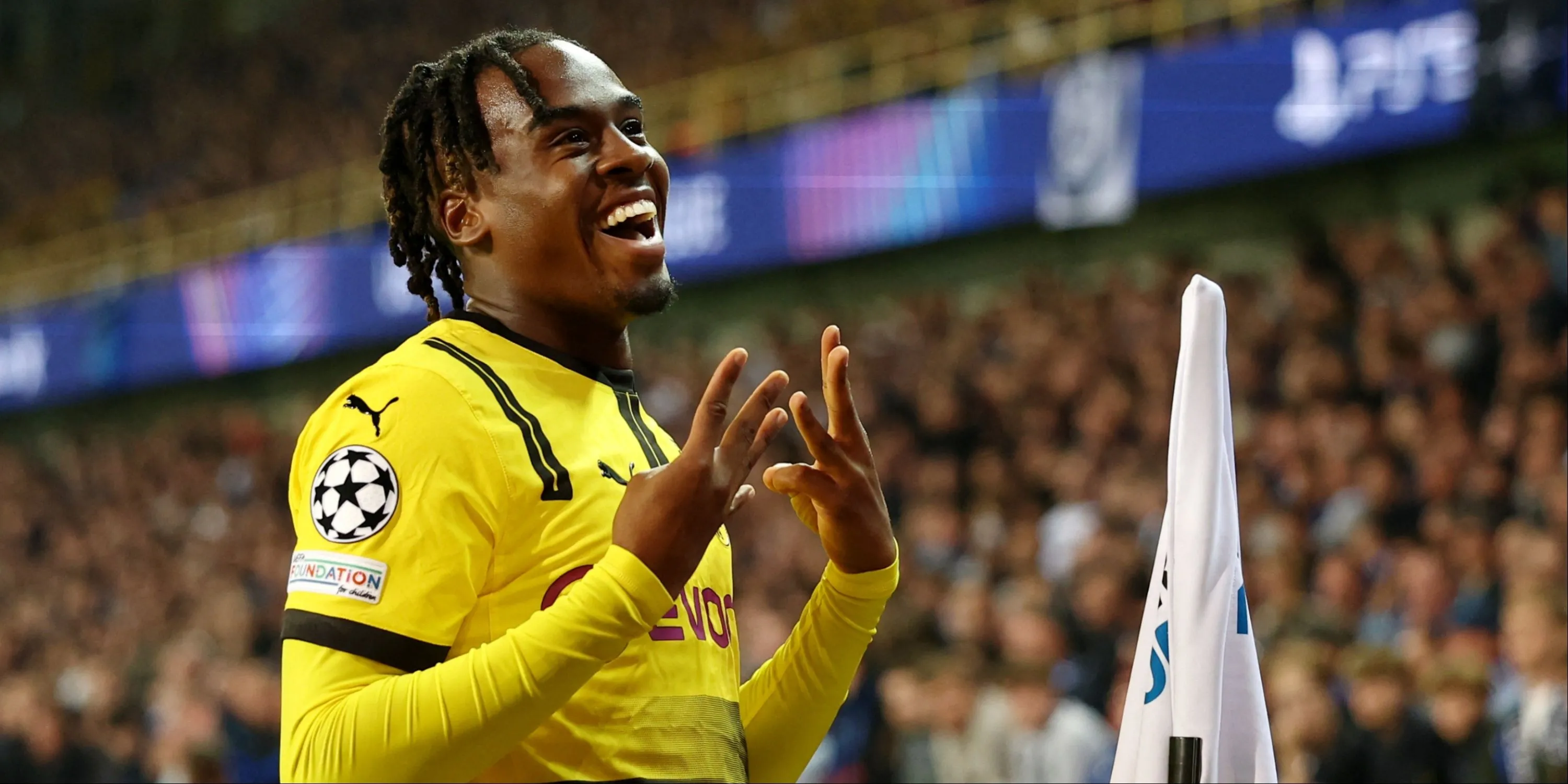 Jamie Gittens trong màu áo Borussia Dortmund thể hiện kỹ năng đi bóng