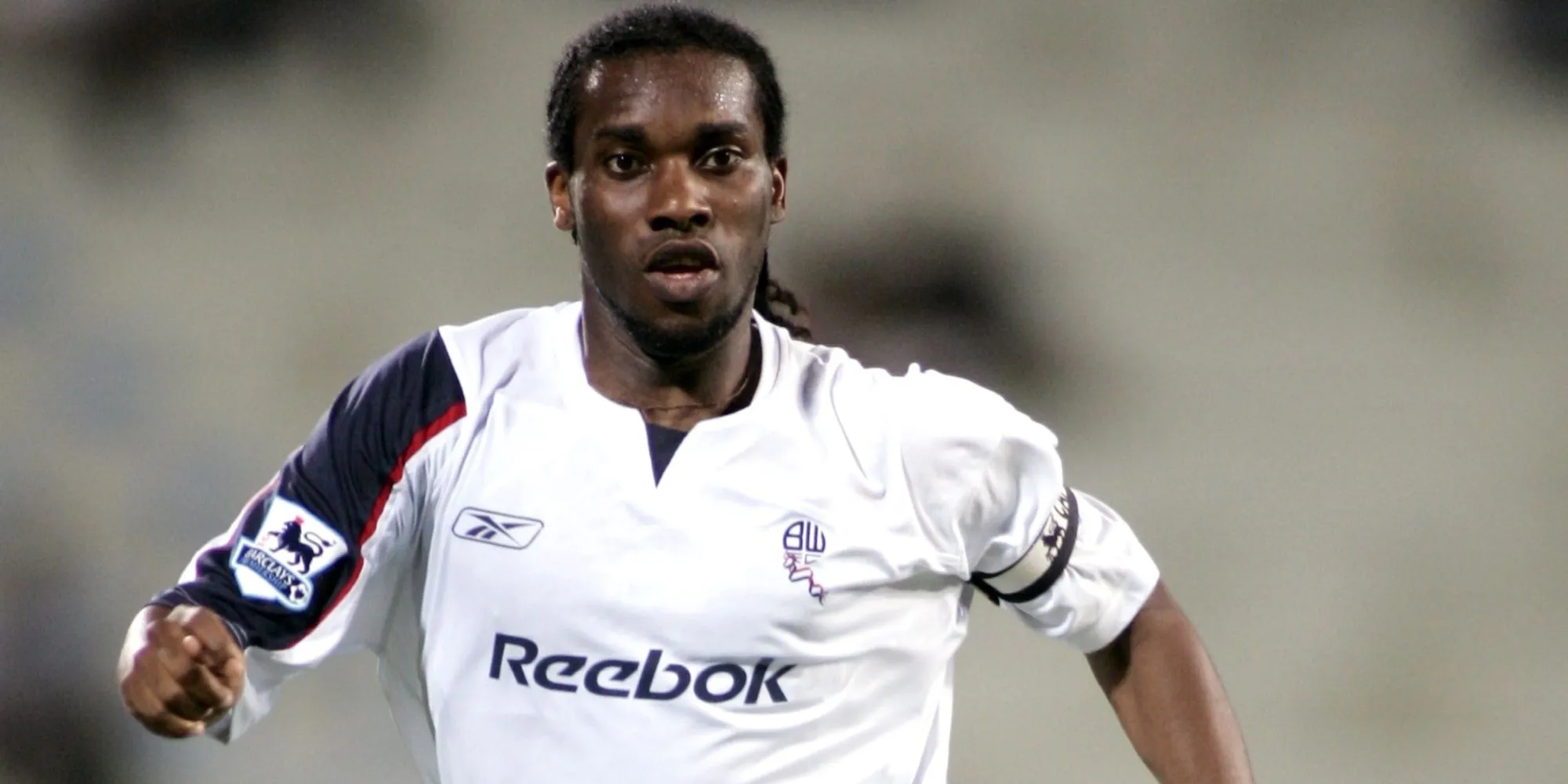 Jay-Jay Okocha trong màu áo Bolton Wanderers thể hiện kỹ năng qua người điêu luyện