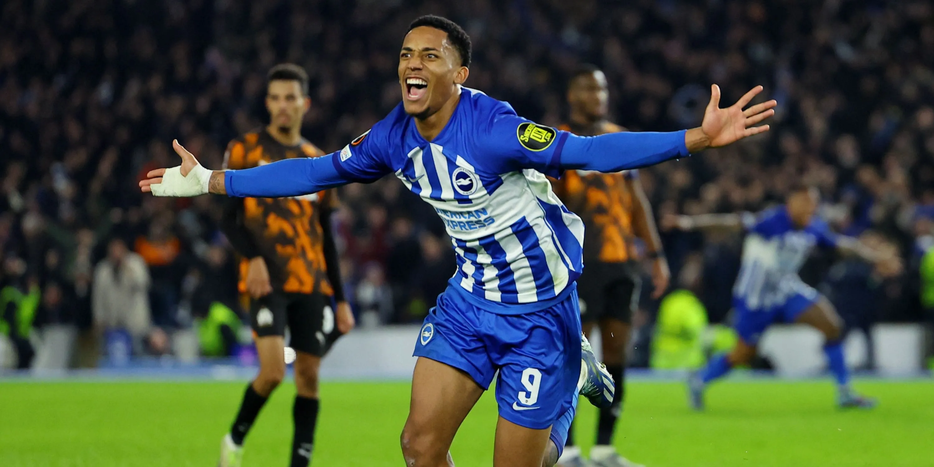 Joao Pedro ăn mừng bàn thắng trong trận đấu của Brighton