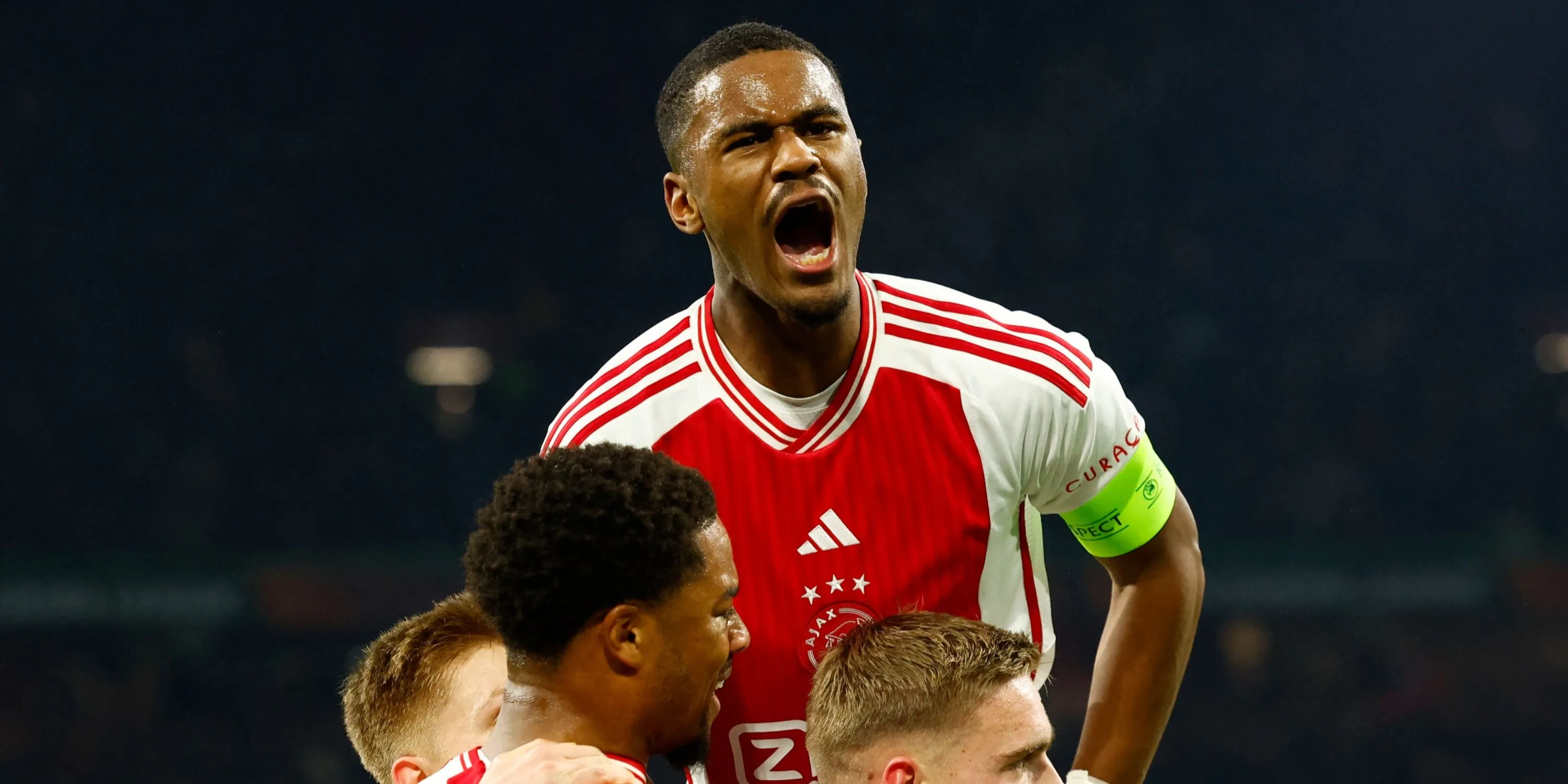 Jorrel Hato thi đấu cho Ajax Amsterdam - hậu vệ trẻ đang được Chelsea và Arsenal theo đuổi