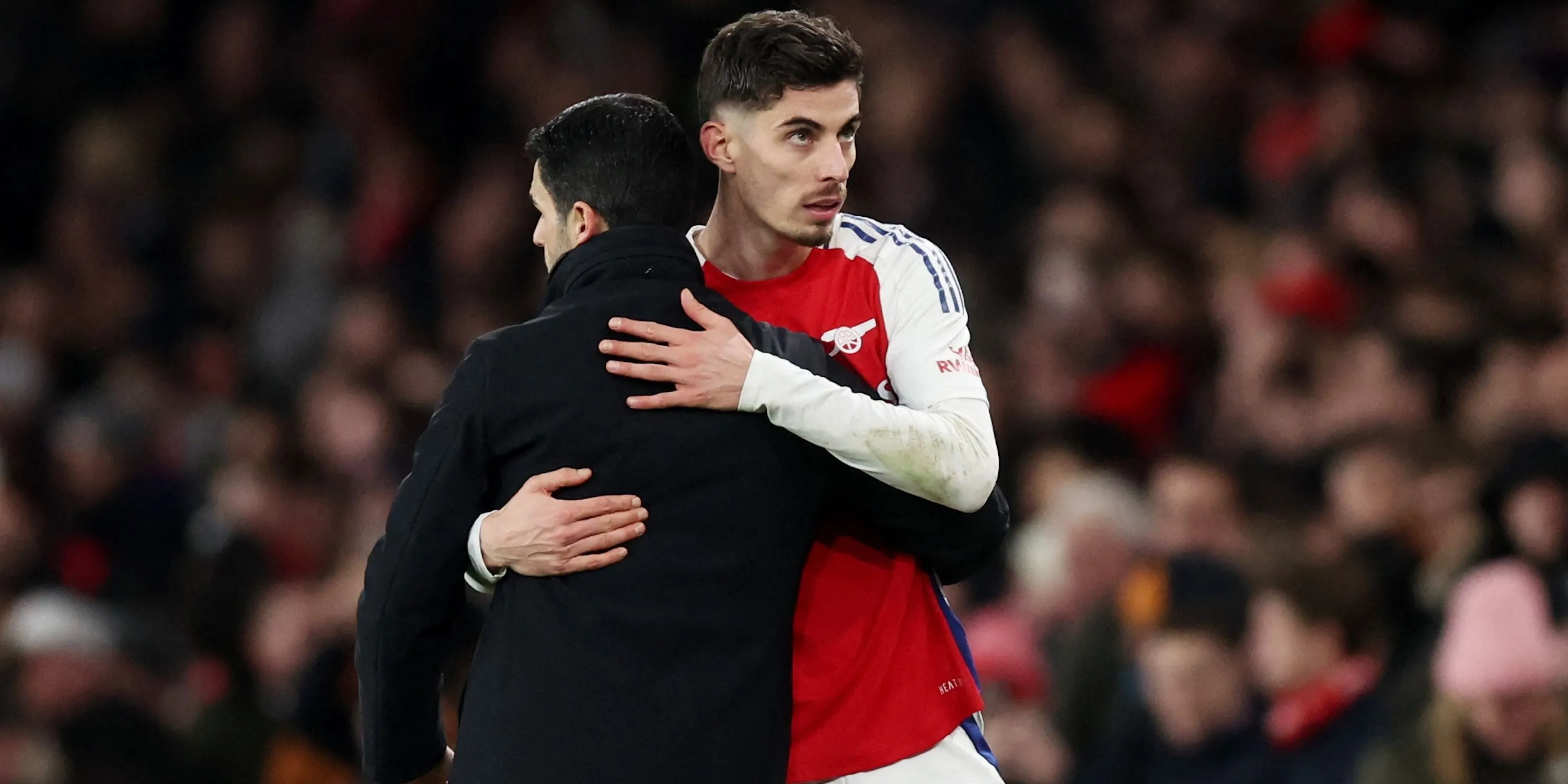 Kai Havertz trao đổi với HLV Mikel Arteta, liên quan đến vấn đề nhân sự hàng công Arsenal