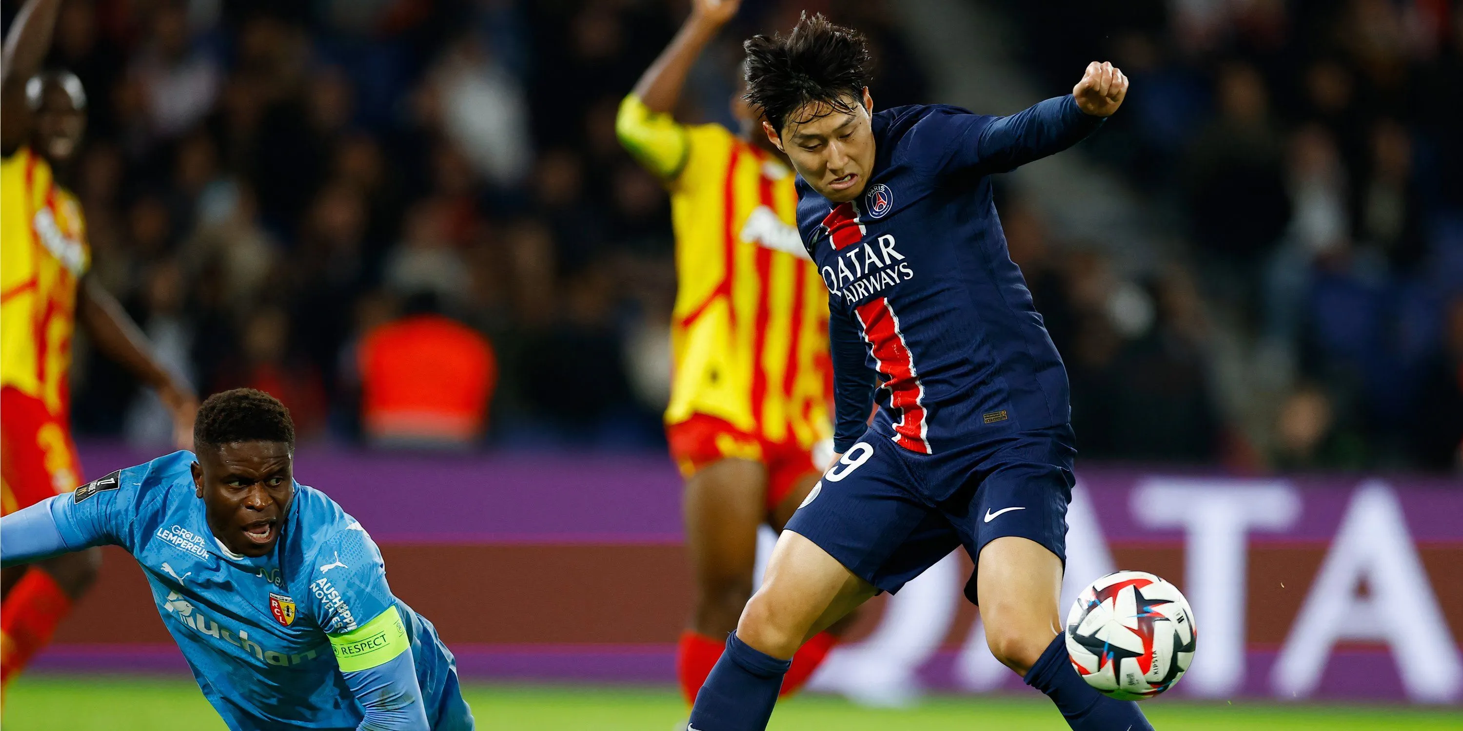 Lee Kang-in trong màu áo PSG, thể hiện sự đa năng trên sân cỏ