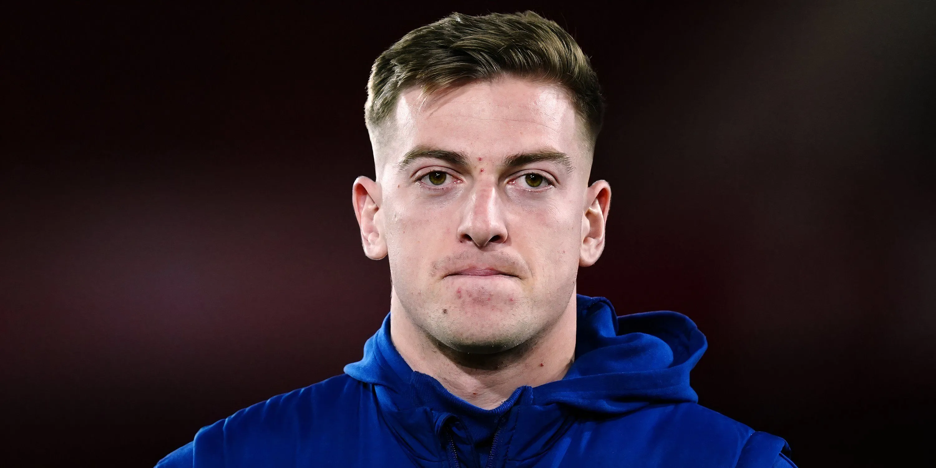 Liam Delap thực hiện bài khởi động trên sân trước trận đấu