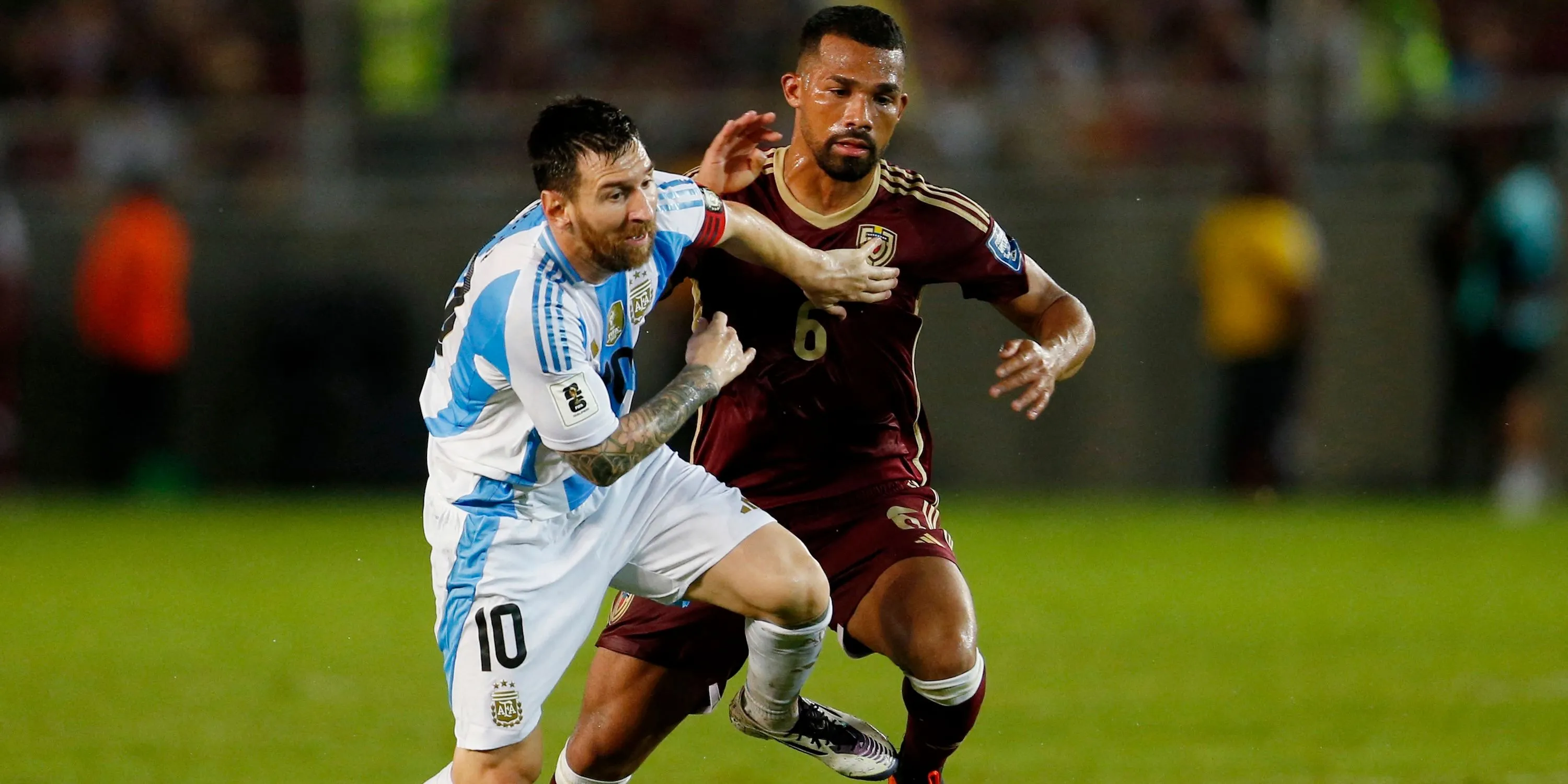 Lionel Messi của Argentina tranh chấp bóng với Yangel Herrera của Venezuela trong một trận đấu quốc tế.