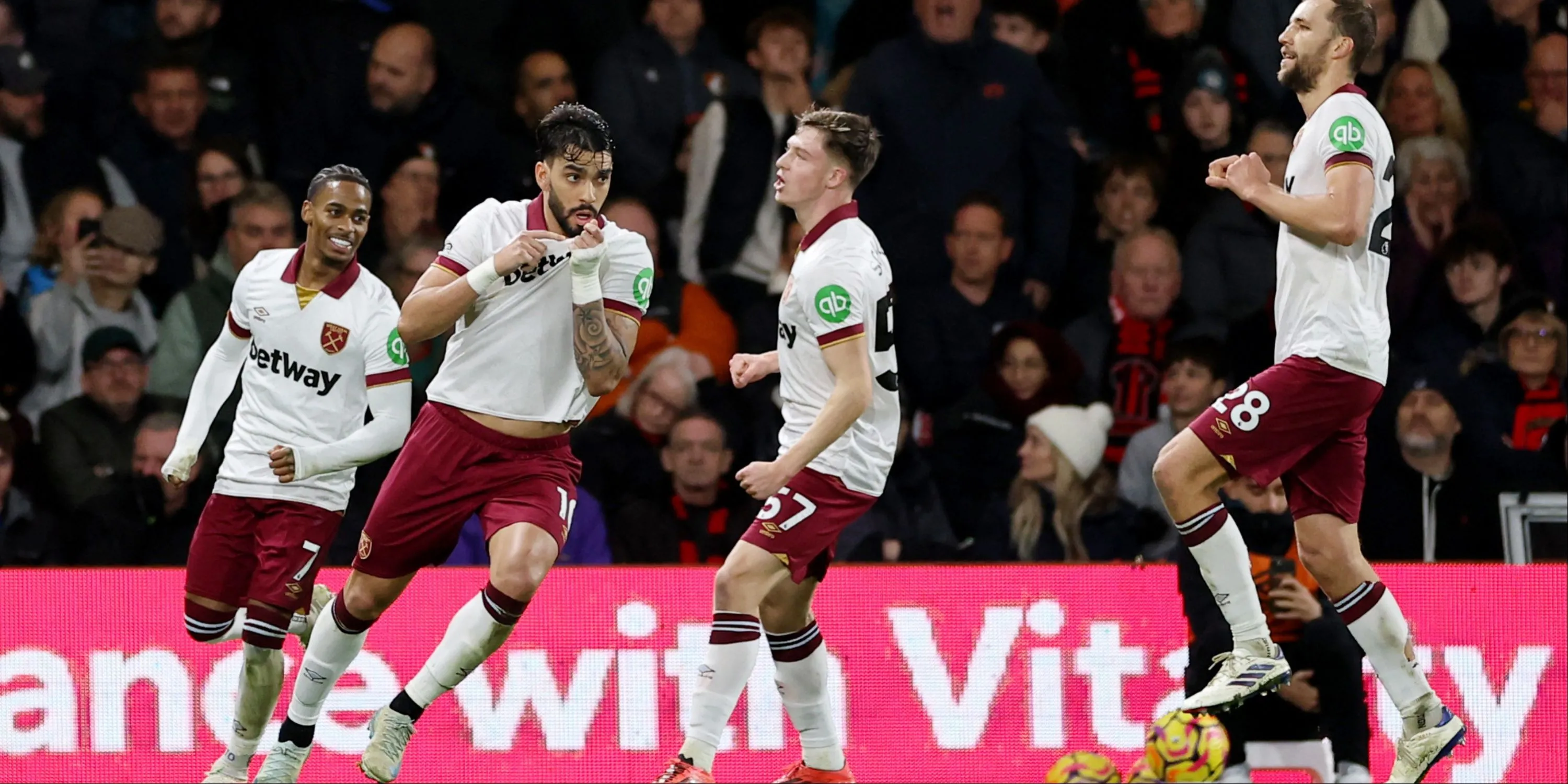 Lucas Paqueta thi đấu nổi bật trong màu áo West Ham United tại Ngoại hạng Anh.