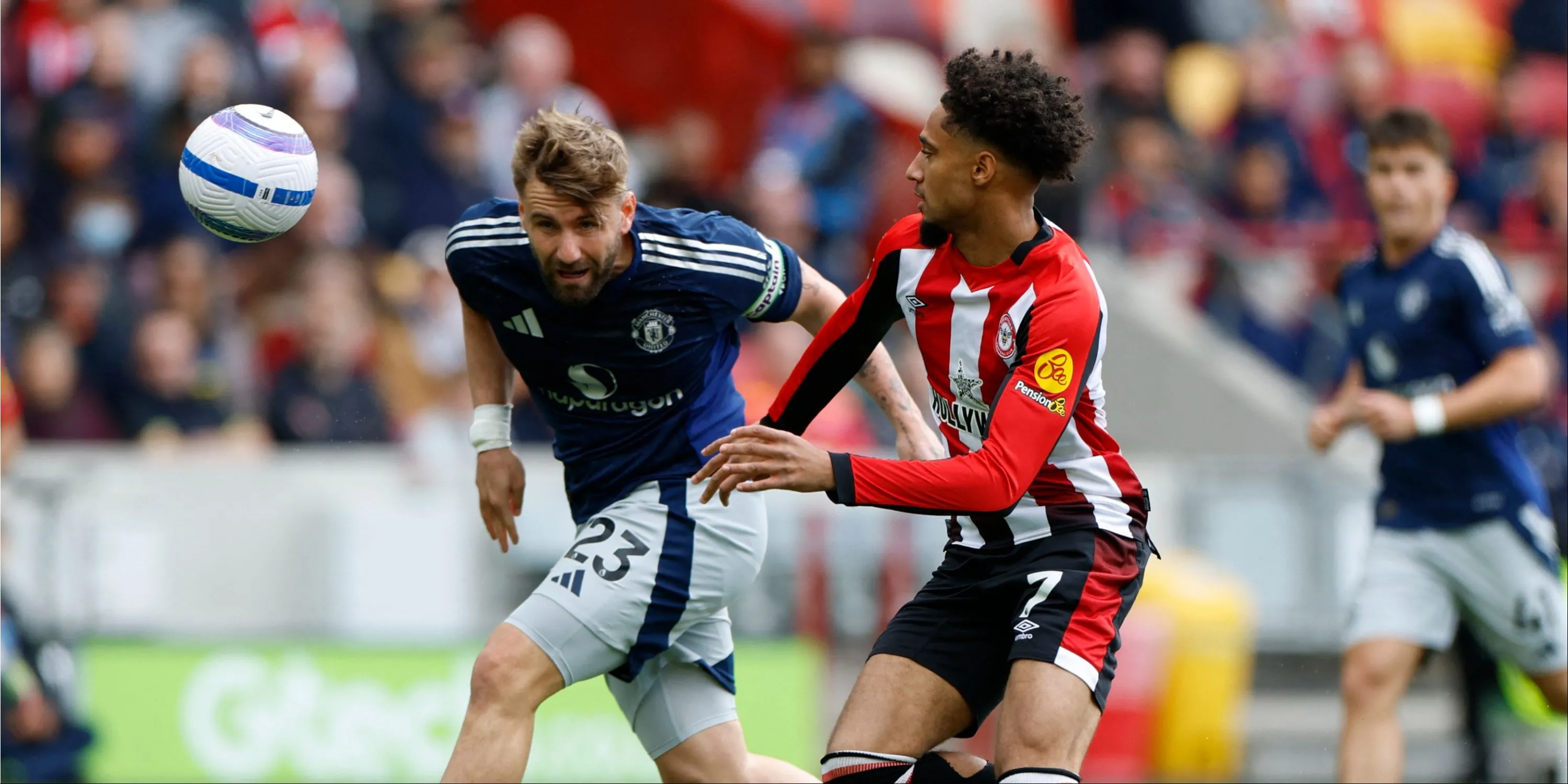 Luke Shaw bị cầu thủ Brentford Kevin Schade vượt qua