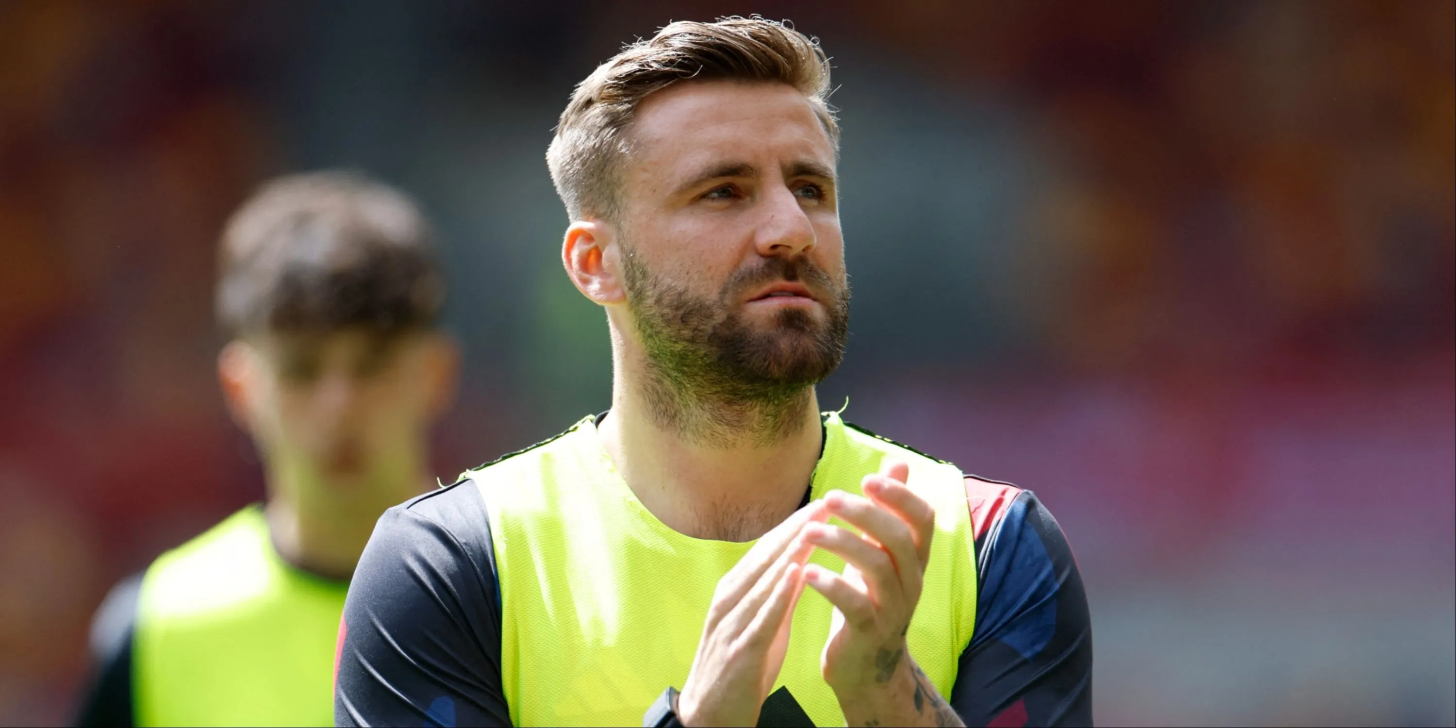 Luke Shaw trong màu áo Manchester United với vẻ mặt thất vọng sau một pha bóng