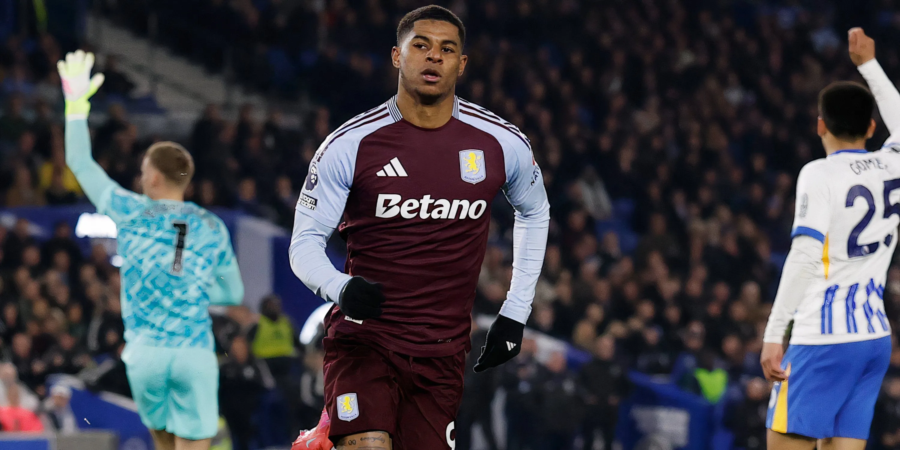Marcus Rashford đối đầu Aston Villa trong một trận đấu Premier League