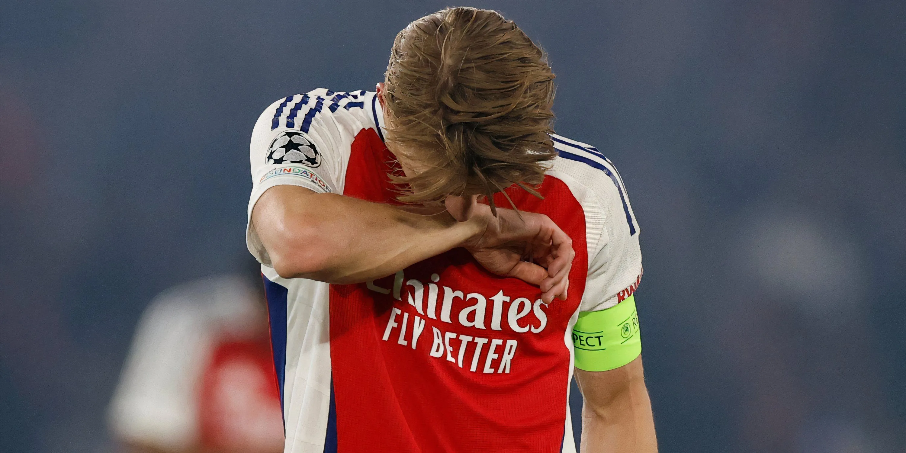 Martin Odegaard thi đấu trong màu áo Arsenal tại Premier League