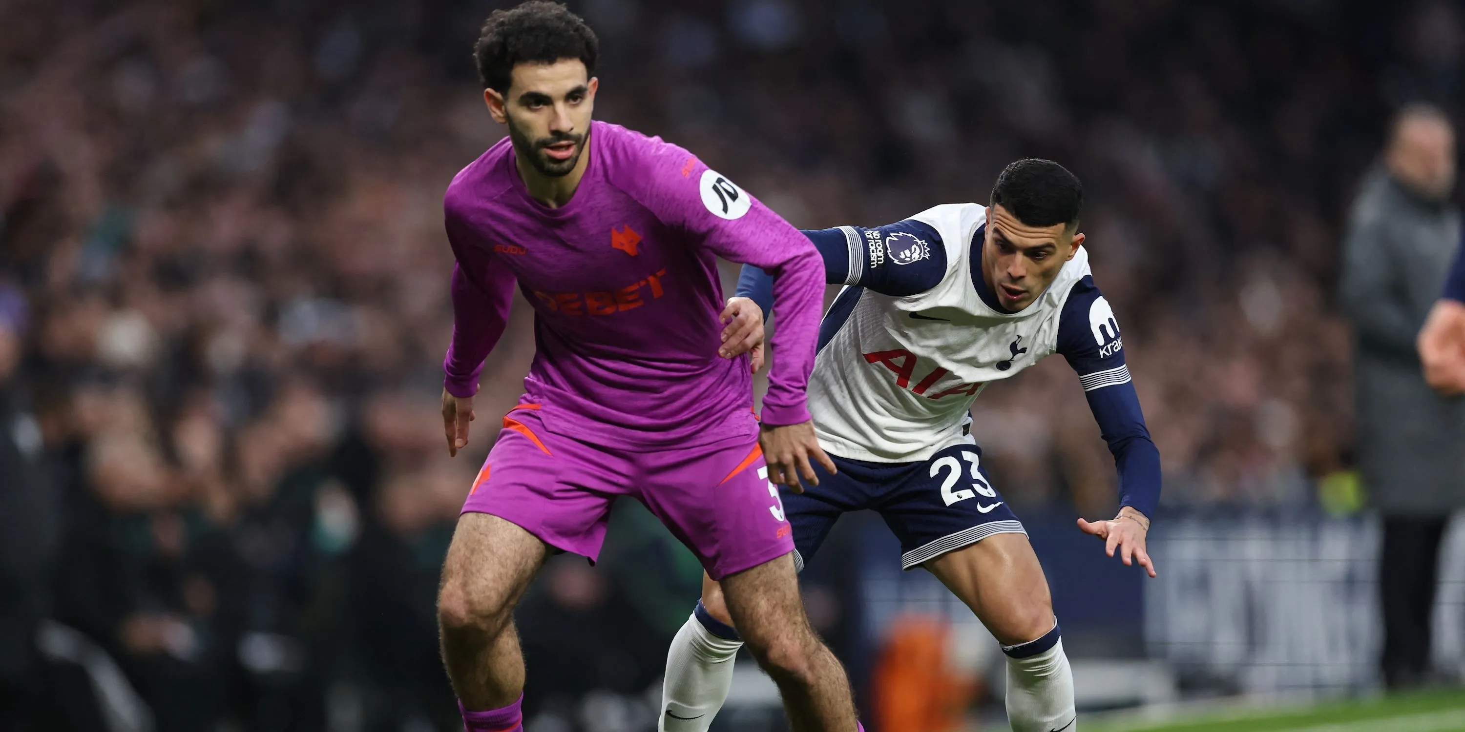 Pedro Porro (Tottenham) tranh chấp bóng với cầu thủ Wolverhampton Wanderers.