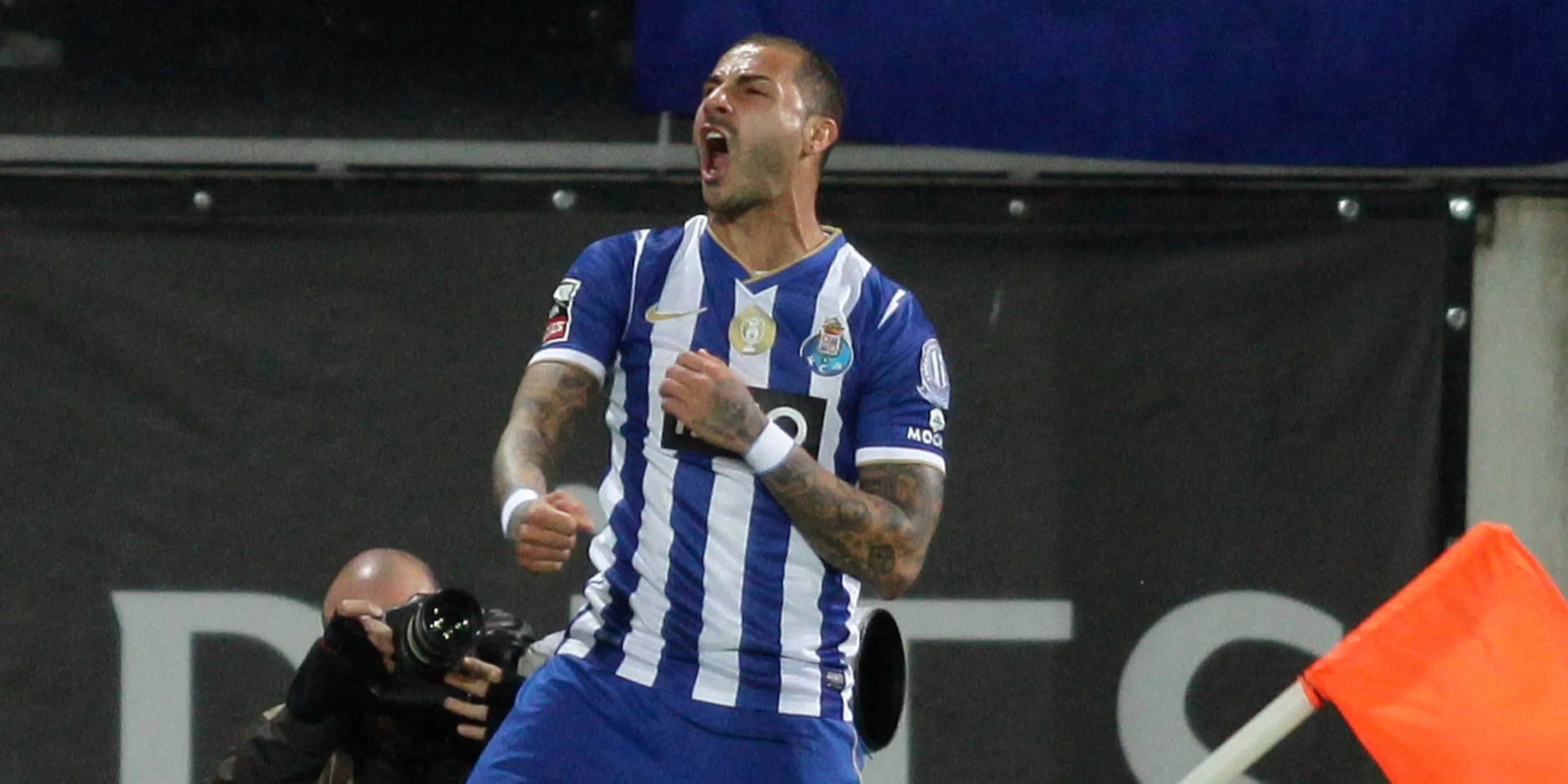 Ricardo Quaresma thực hiện một pha trivela điệu nghệ trong màu áo Porto