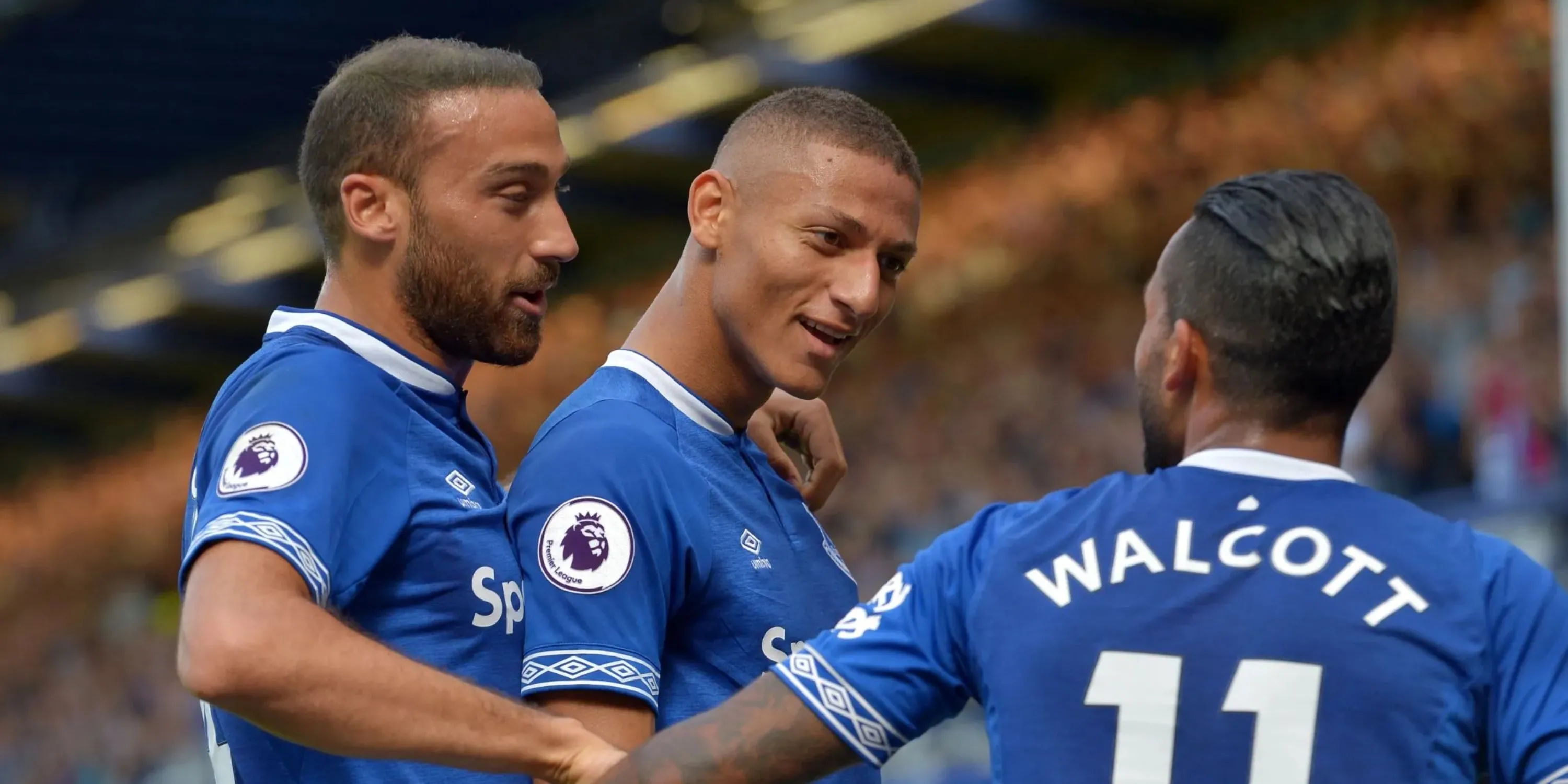 Richarlison ăn mừng bàn thắng cùng đồng đội cũ tại Everton