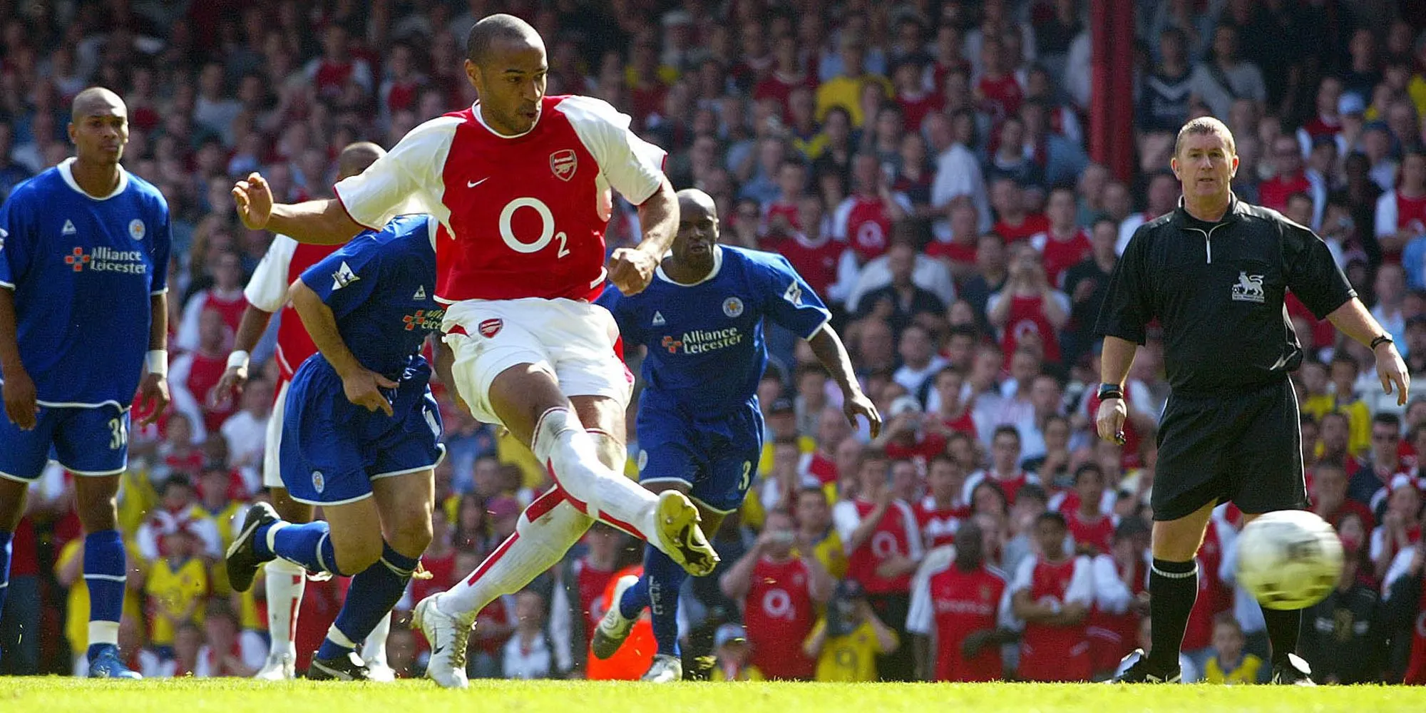 Thierry Henry chuẩn bị thực hiện quả phạt đền cho Arsenal, thể hiện sự lạnh lùng và kỹ thuật