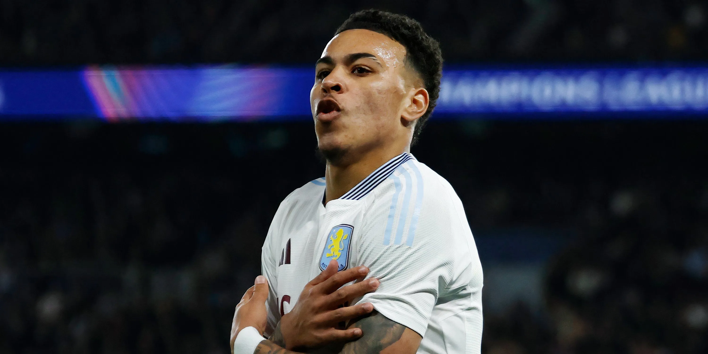 Thủ thành Emiliano Martínez của Aston Villa, biểu tượng quan trọng của đội bóng.