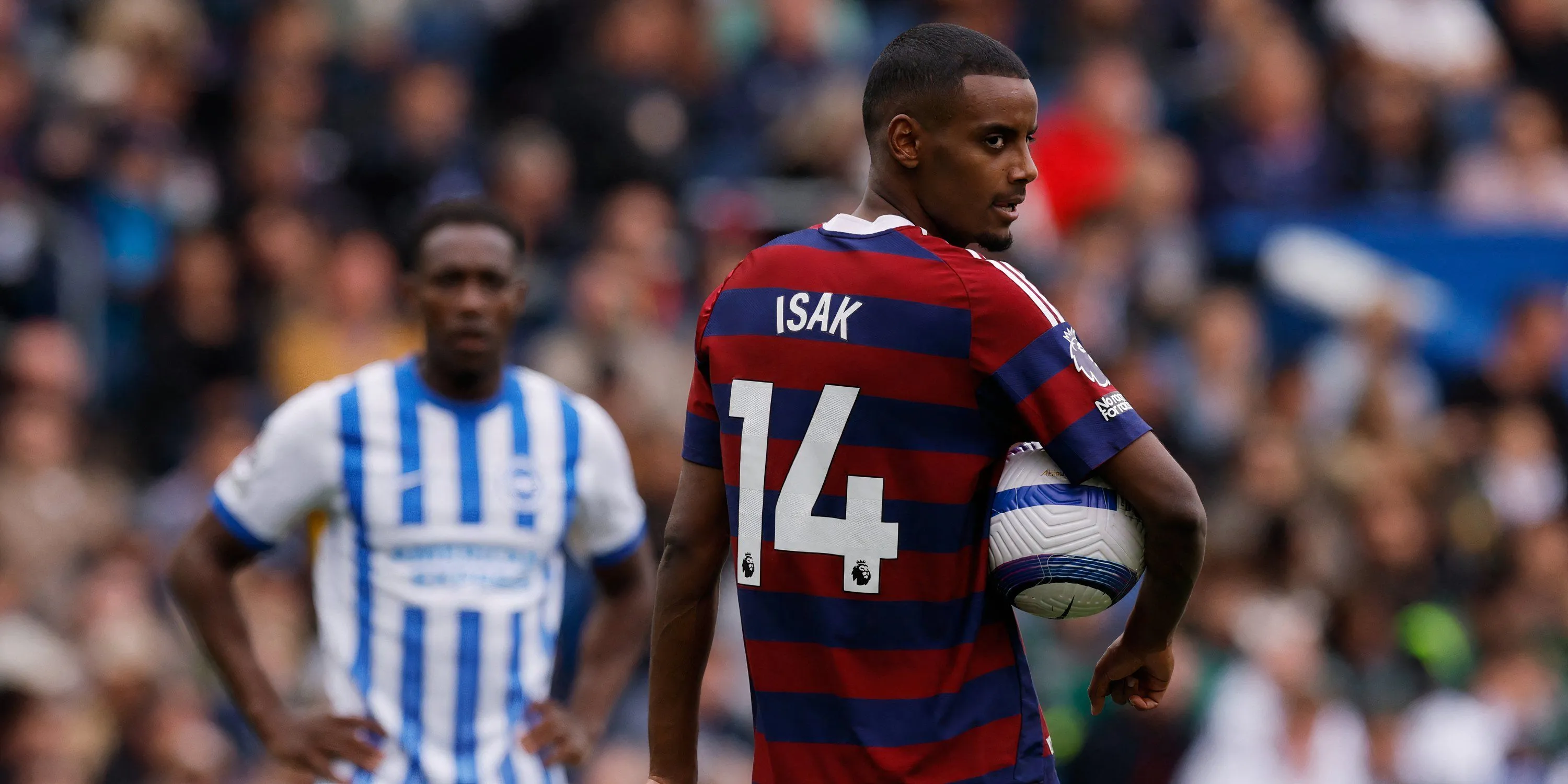 Tiền đạo Alexander Isak trong một pha xử lý bóng trận gặp Brighton