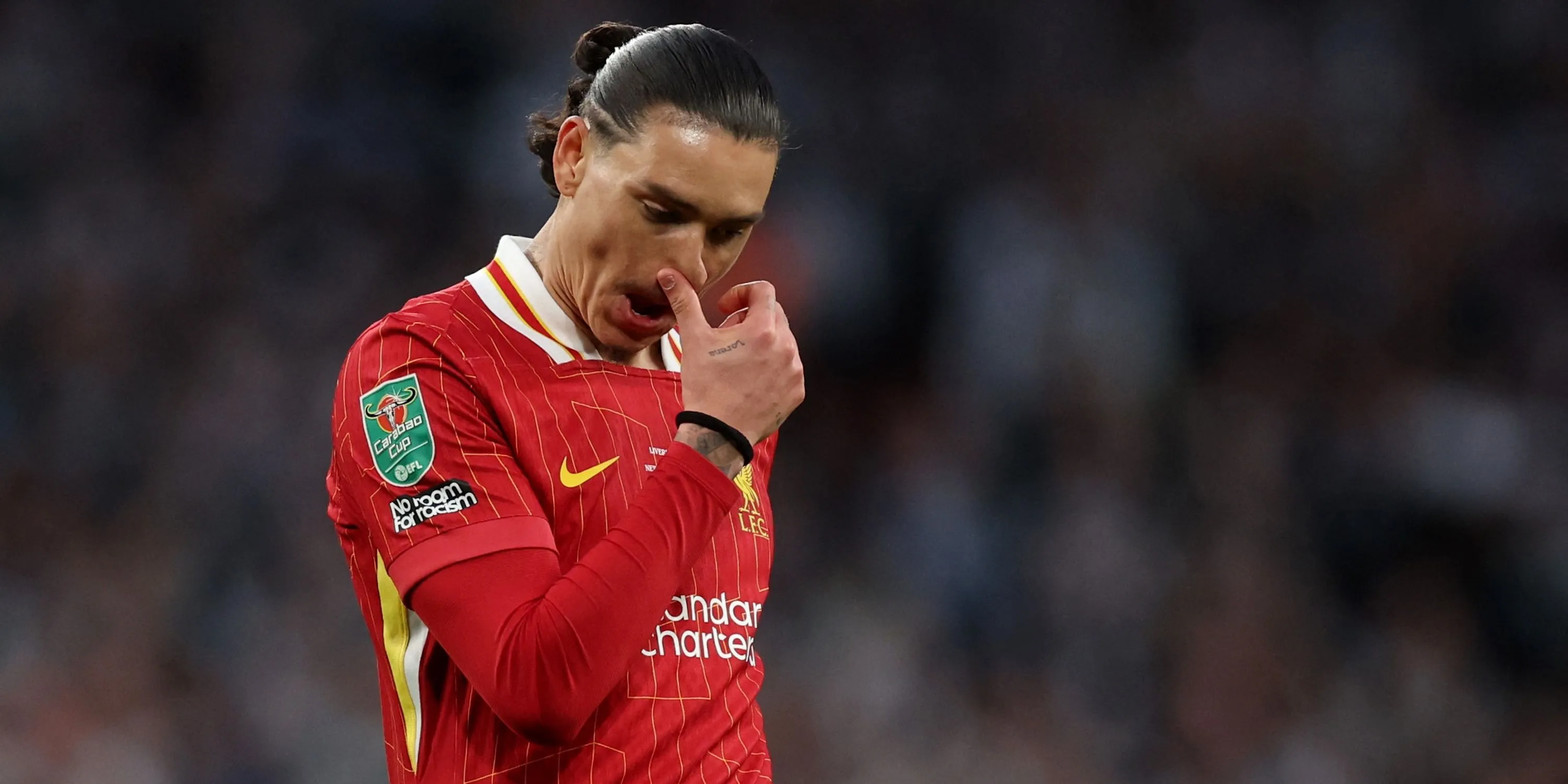 Tiền đạo Darwin Nunez của Liverpool thể hiện sự thất vọng trên sân