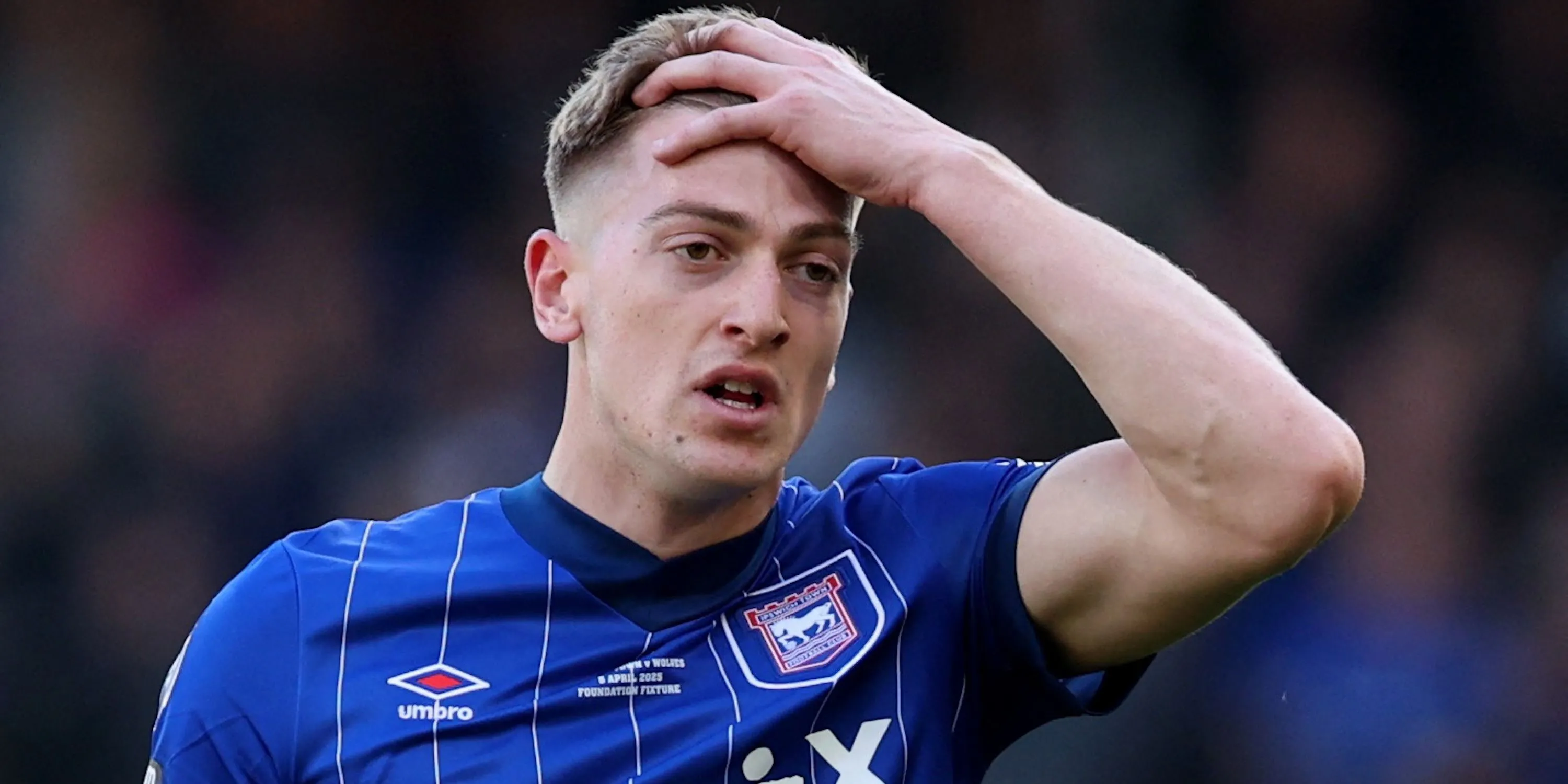 Tiền đạo Liam Delap của Ipswich Town phản ứng trên sân