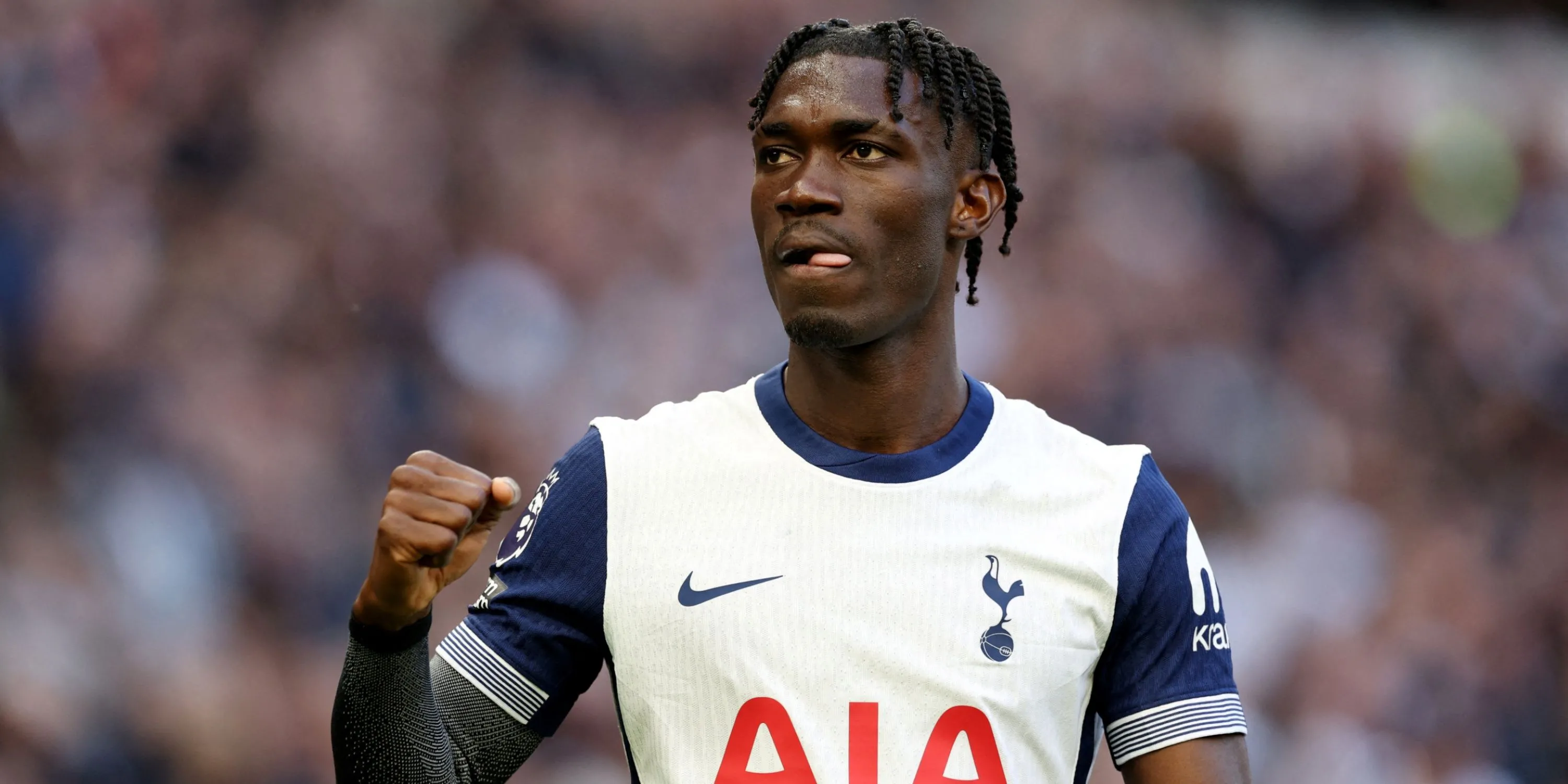 Tiền vệ Yves Bissouma trong màu áo Spurs thi đấu trên sân