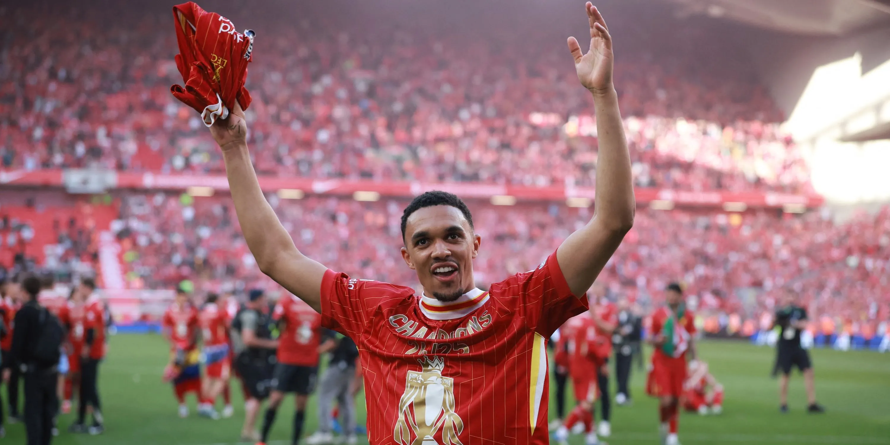 Trent Alexander-Arnold của Liverpool ăn mừng chức vô địch Ngoại hạng Anh